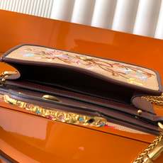 新品 Valentino 走秀限量款 Loco手袋Valentino Garavani Mini Loc 新品 Valentino 走秀限量款 Loco手袋Valentino Garavani Mini Loc