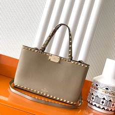 新品上架 (大号)VALENTNO GARAVANI ROCKSTUD 迷你粒面小牛皮手袋 这款手袋配有 新品上架 (大号)VALENTNO GARAVANI ROCKSTUD 迷你粒面小牛皮手袋 这款手袋配有