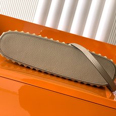 新品上架 (大号)VALENTNO GARAVANI ROCKSTUD 迷你粒面小牛皮手袋 这款手袋配有 新品上架 (大号)VALENTNO GARAVANI ROCKSTUD 迷你粒面小牛皮手袋 这款手袋配有
