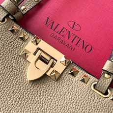 新品上架 (大号)VALENTNO GARAVANI ROCKSTUD 迷你粒面小牛皮手袋 这款手袋配有 新品上架 (大号)VALENTNO GARAVANI ROCKSTUD 迷你粒面小牛皮手袋 这款手袋配有