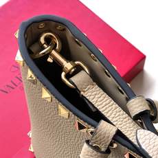 新品上架 (大号)VALENTNO GARAVANI ROCKSTUD 迷你粒面小牛皮手袋 这款手袋配有 新品上架 (大号)VALENTNO GARAVANI ROCKSTUD 迷你粒面小牛皮手袋 这款手袋配有