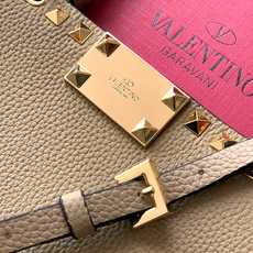 新品上架 (大号)VALENTNO GARAVANI ROCKSTUD 迷你粒面小牛皮手袋 这款手袋配有 新品上架 (大号)VALENTNO GARAVANI ROCKSTUD 迷你粒面小牛皮手袋 这款手袋配有