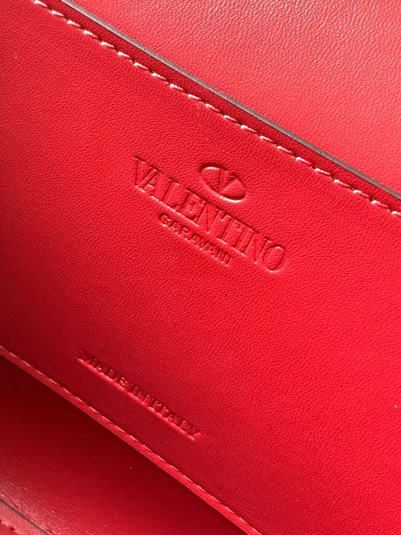 Valentino（配礼盒） - 荔枝纹小牛皮斜挎包 -标志性的钩扣开合设计 -金属工艺效果处理铆钉和配件 -开河钩扣 