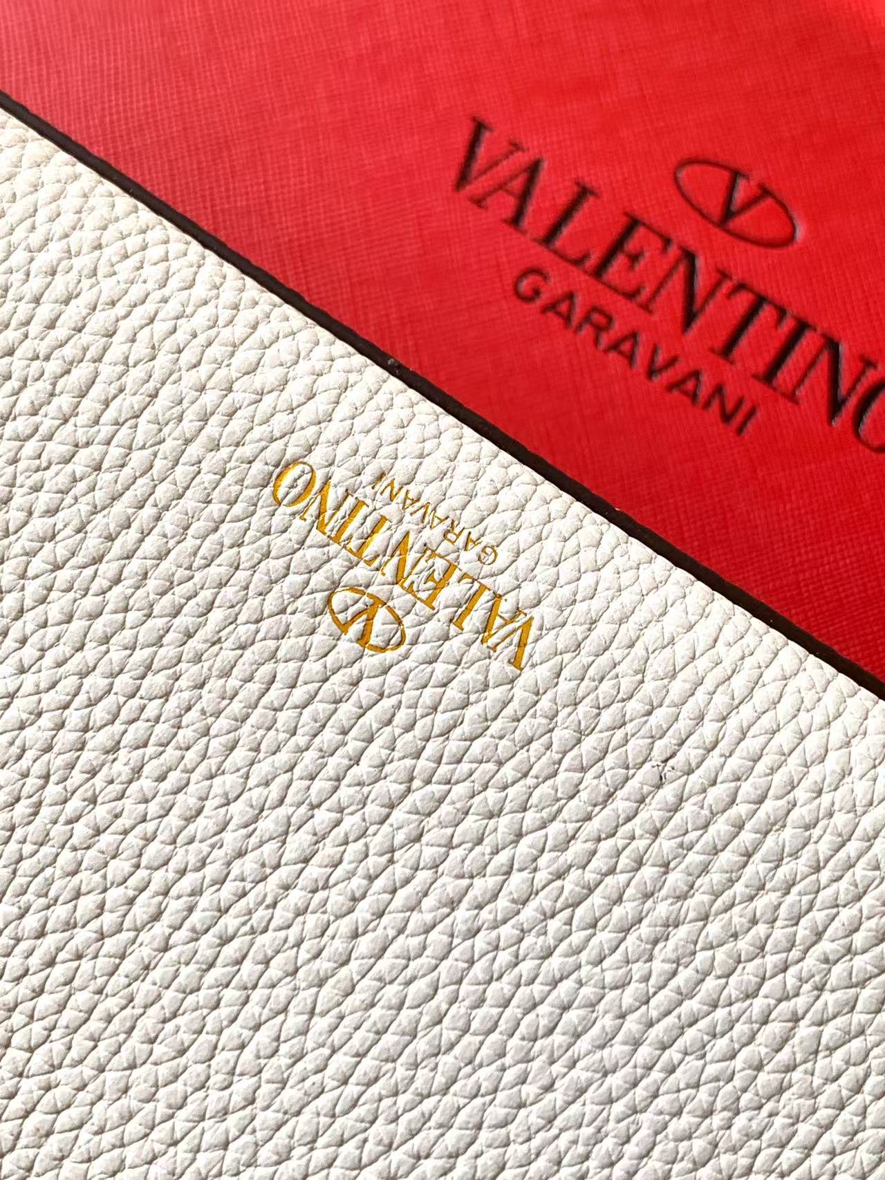 Valentino（配礼盒） - 荔枝纹小牛皮斜挎包 -标志性的钩扣开合设计 -金属工艺效果处理铆钉和配件 -开河钩扣 