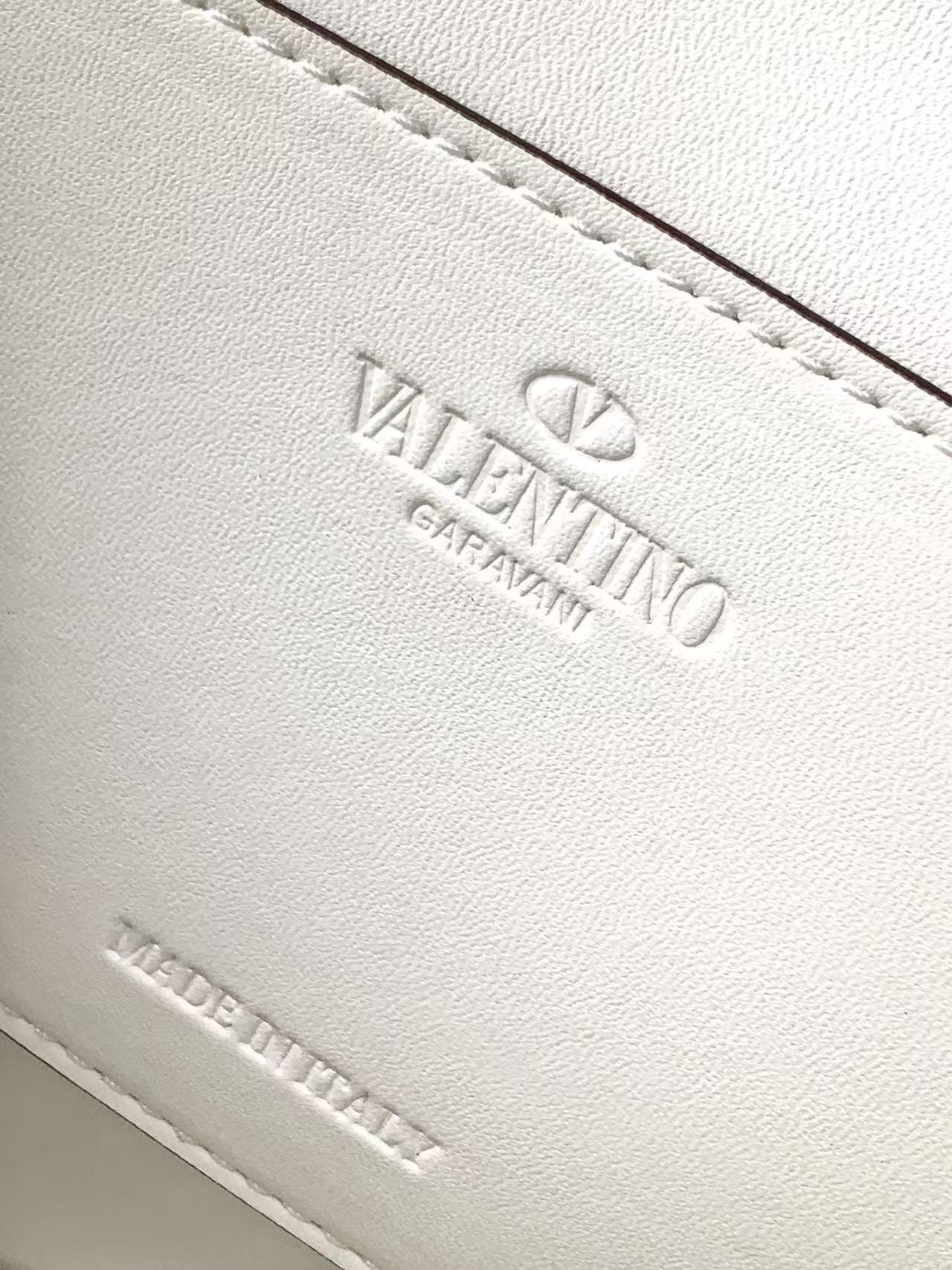 Valentino（配礼盒） - 荔枝纹小牛皮斜挎包 -标志性的钩扣开合设计 -金属工艺效果处理铆钉和配件 -开河钩扣 