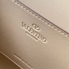 Valentino(配礼盒) - 荔枝纹小牛皮斜挎包 -标志性的钩扣开合设计 -金属工艺效果处理铆钉和配件 -开河钩扣 Valentino(配礼盒) - 荔枝纹小牛皮斜挎包 -标志性的钩扣开合设计 -金属工艺效果处理铆钉和配件 -开河钩扣