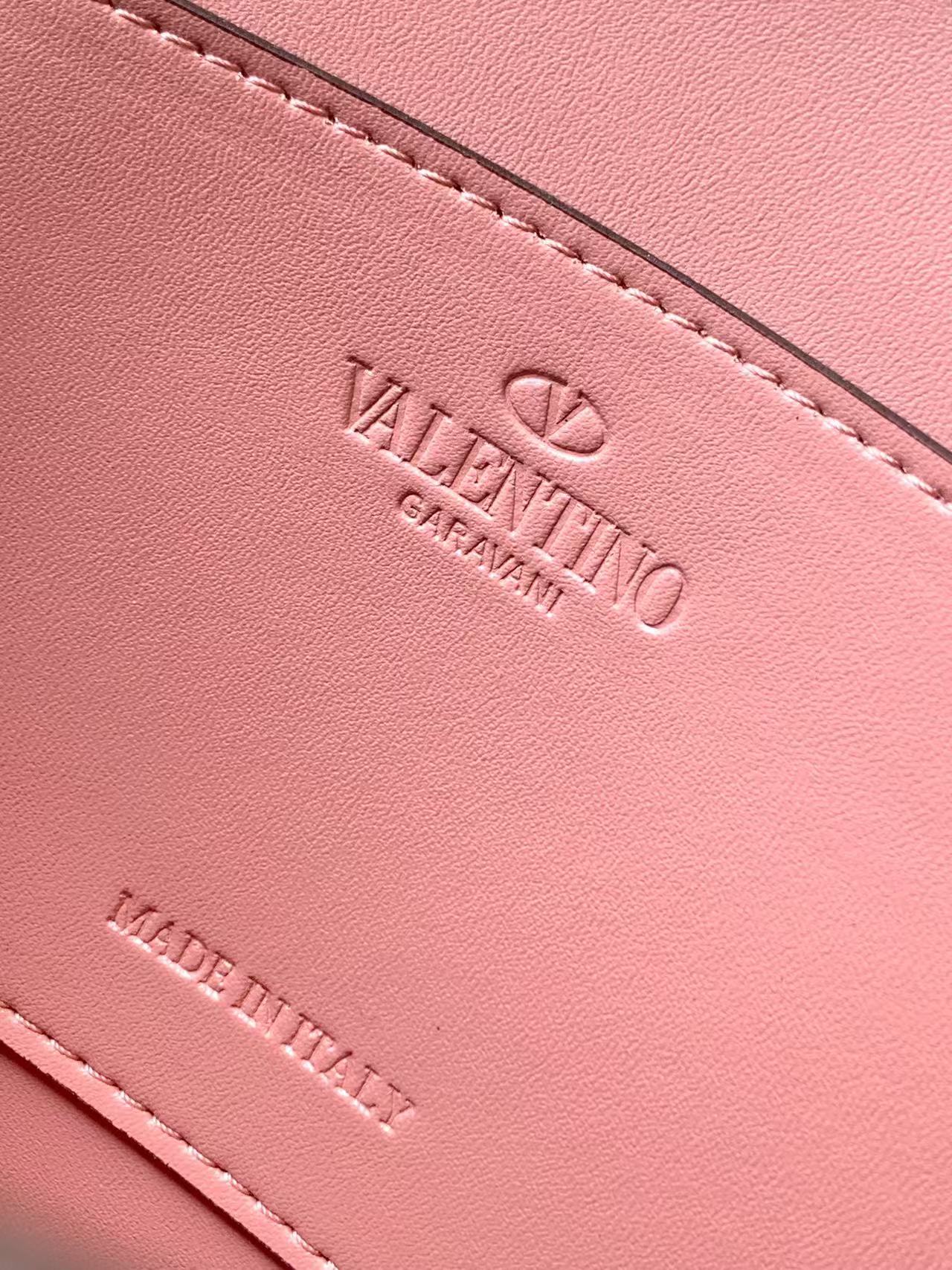 Valentino（配礼盒） - 荔枝纹小牛皮斜挎包 -标志性的钩扣开合设计 -金属工艺效果处理铆钉和配件 -开河钩扣 