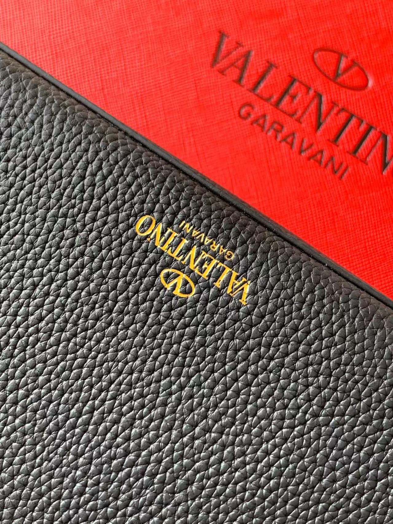 Valentino(配礼盒) - 荔枝纹小牛皮斜挎包 -标志性的钩扣开合设计 -金属工艺效果处理铆钉和配件 -开河钩扣 Valentino(配礼盒) - 荔枝纹小牛皮斜挎包 -标志性的钩扣开合设计 -金属工艺效果处理铆钉和配件 -开河钩扣