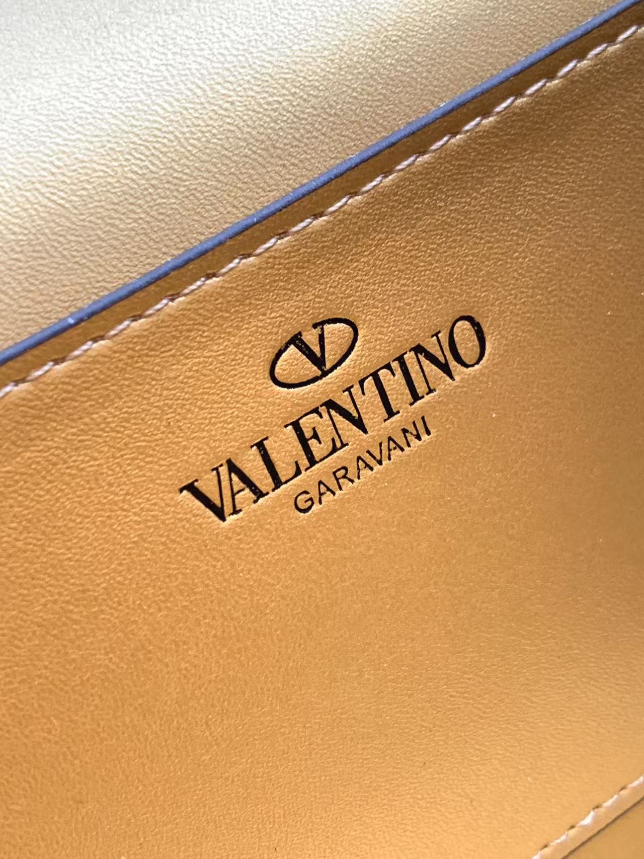 Valentino(配礼盒) - 荔枝纹小牛皮斜挎包 -标志性的钩扣开合设计 -金属工艺效果处理铆钉和配件 -开河钩扣 Valentino(配礼盒) - 荔枝纹小牛皮斜挎包 -标志性的钩扣开合设计 -金属工艺效果处理铆钉和配件 -开河钩扣