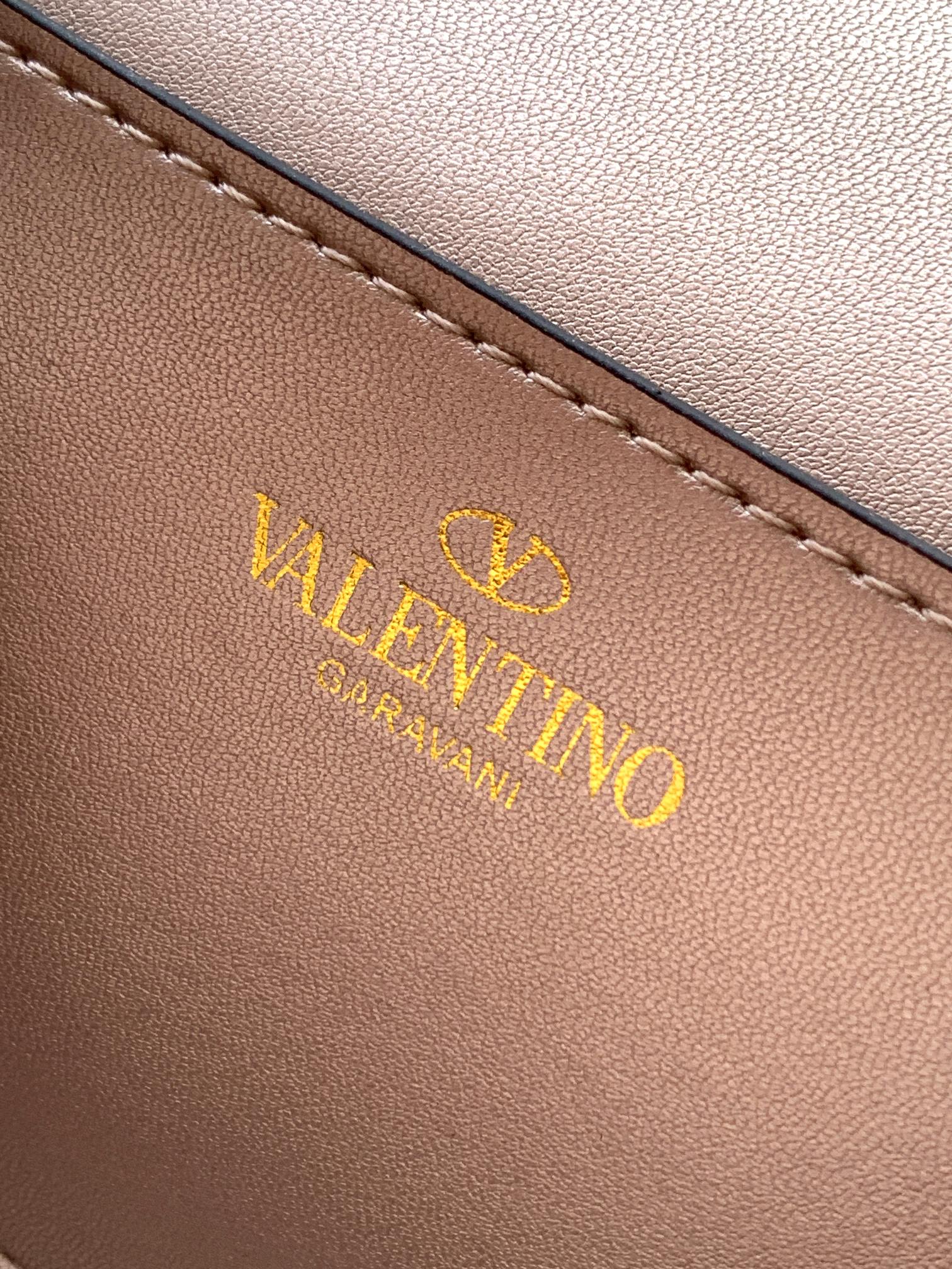 Valentino(配礼盒) - 荔枝纹小牛皮斜挎包 -标志性的钩扣开合设计 -金属工艺效果处理铆钉和配件 -开河钩扣 Valentino(配礼盒) - 荔枝纹小牛皮斜挎包 -标志性的钩扣开合设计 -金属工艺效果处理铆钉和配件 -开河钩扣