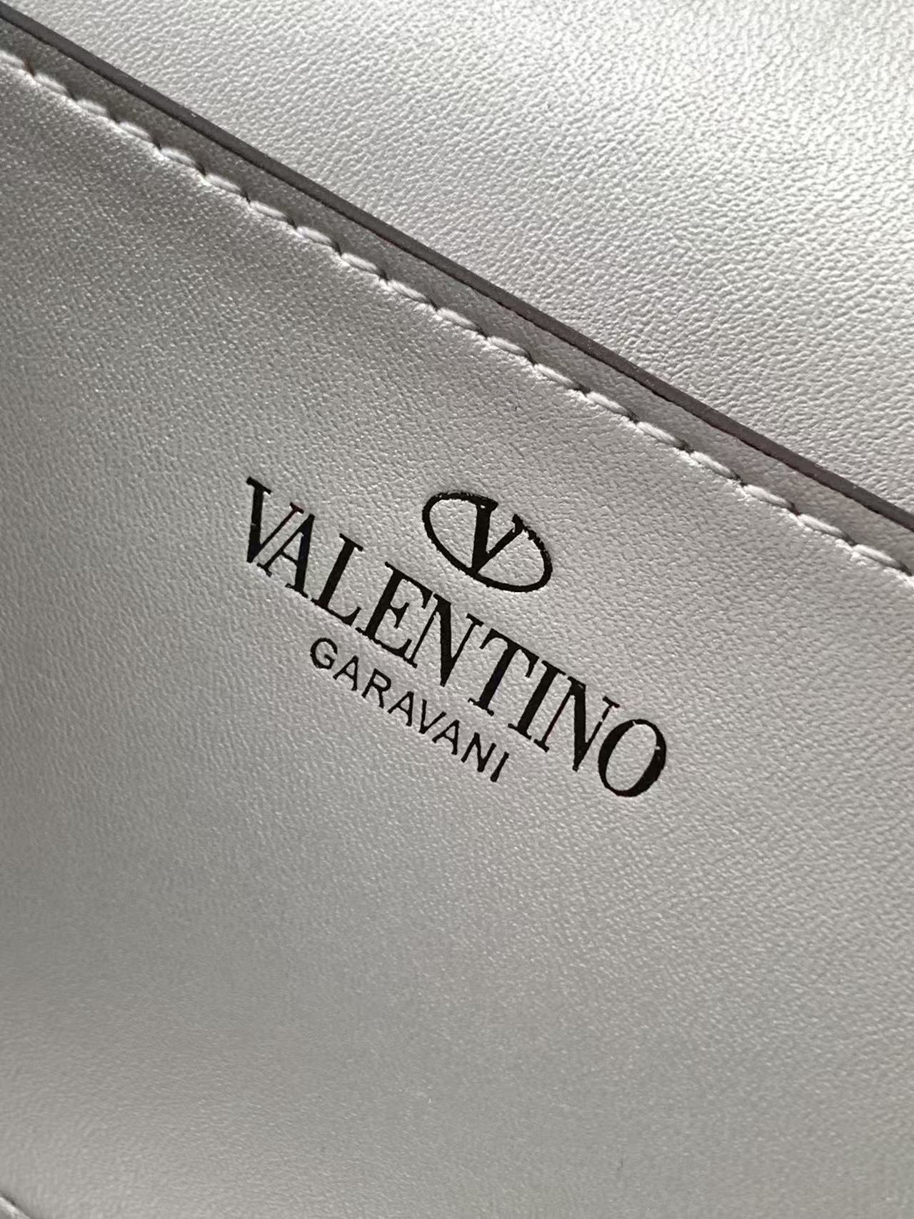 Valentino(配礼盒) - 荔枝纹小牛皮斜挎包 -标志性的钩扣开合设计 -金属工艺效果处理铆钉和配件 -开河钩扣 Valentino(配礼盒) - 荔枝纹小牛皮斜挎包 -标志性的钩扣开合设计 -金属工艺效果处理铆钉和配件 -开河钩扣