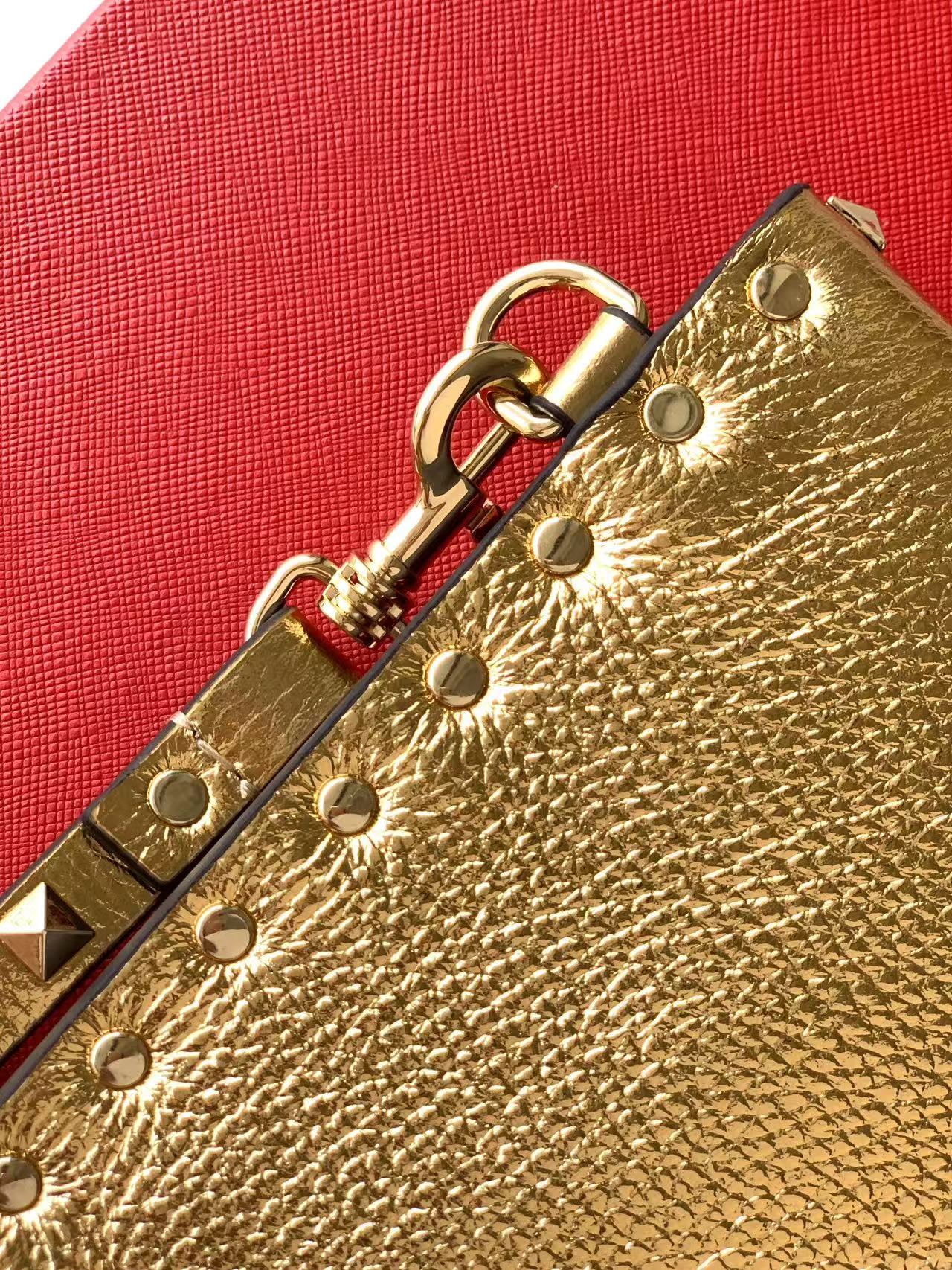 - VaIentino铆钉收纳包 - 铆钉手拿包采用信封式设计 - 具有磁扣开合.翻盖开口. - 一个带多卡夹的主隔层、