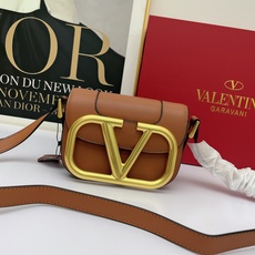小号20135#Valentino走秀款 风琴包Valentino Garavani MAXI 2021 小号20135#Valentino走秀款 风琴包Valentino Garavani MAXI 2021