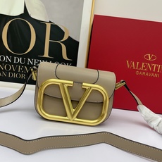 小号20135#Valentino走秀款 风琴包Valentino Garavani MAXI 2021 小号20135#Valentino走秀款 风琴包Valentino Garavani MAXI 2021