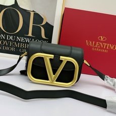 小号20135#Valentino走秀款 风琴包Valentino Garavani MAXI 2021 小号20135#Valentino走秀款 风琴包Valentino Garavani MAXI 2021