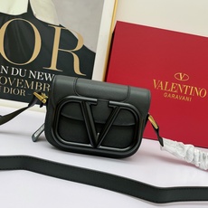 小号20135#Valentino走秀款 风琴包Valentino Garavani MAXI 2021 小号20135#Valentino走秀款 风琴包Valentino Garavani MAXI 2021