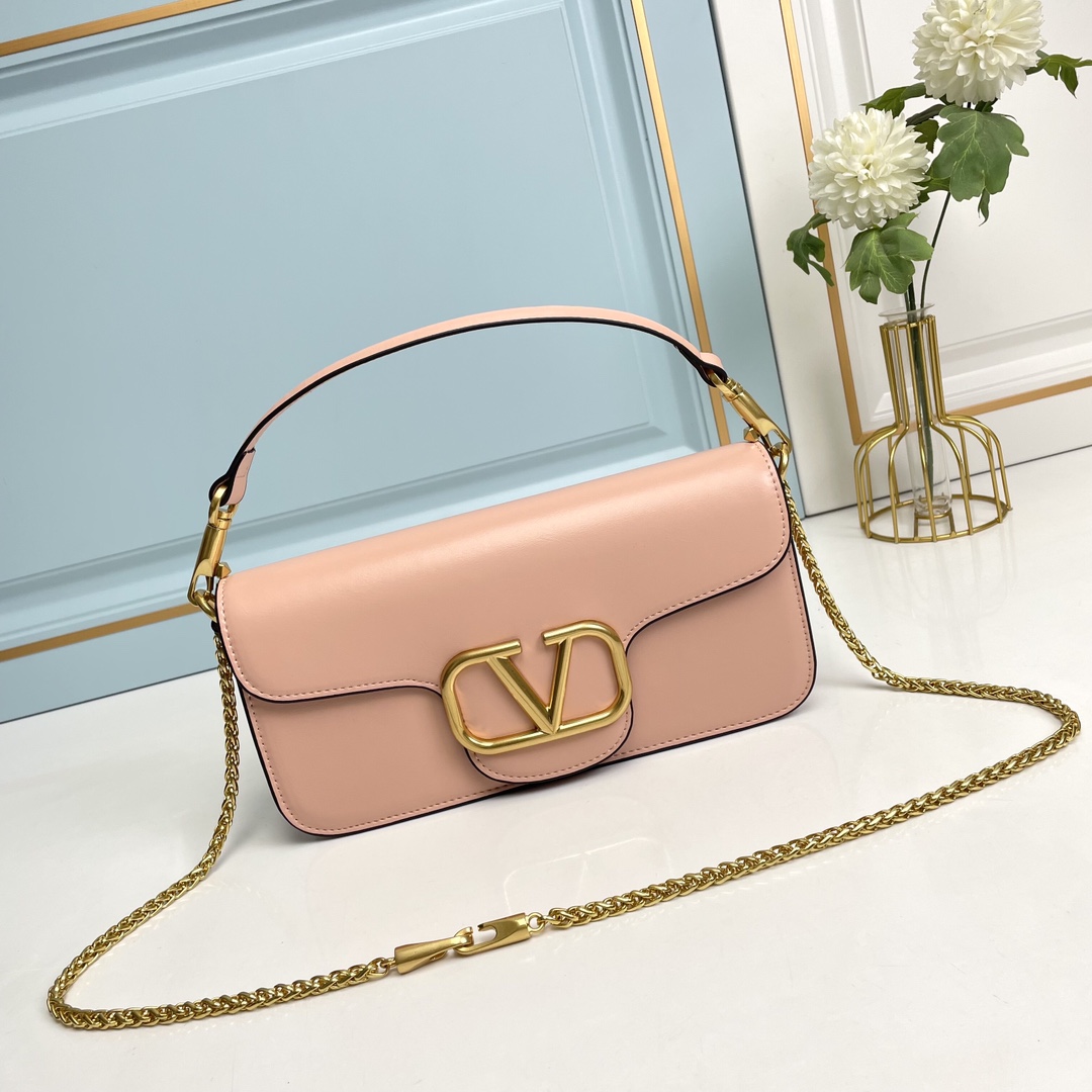 Valentino2022早春系列# 经典包袋升级,占据街头焦点。 标志性铆钉点缀包身与包带,再来点新颜色瞧瞧,解锁无限 Valentino2022早春系列# 经典包袋升级,占据街头焦点。 标志性铆钉点缀包身与包带,再来点新颜色瞧瞧,解锁无限