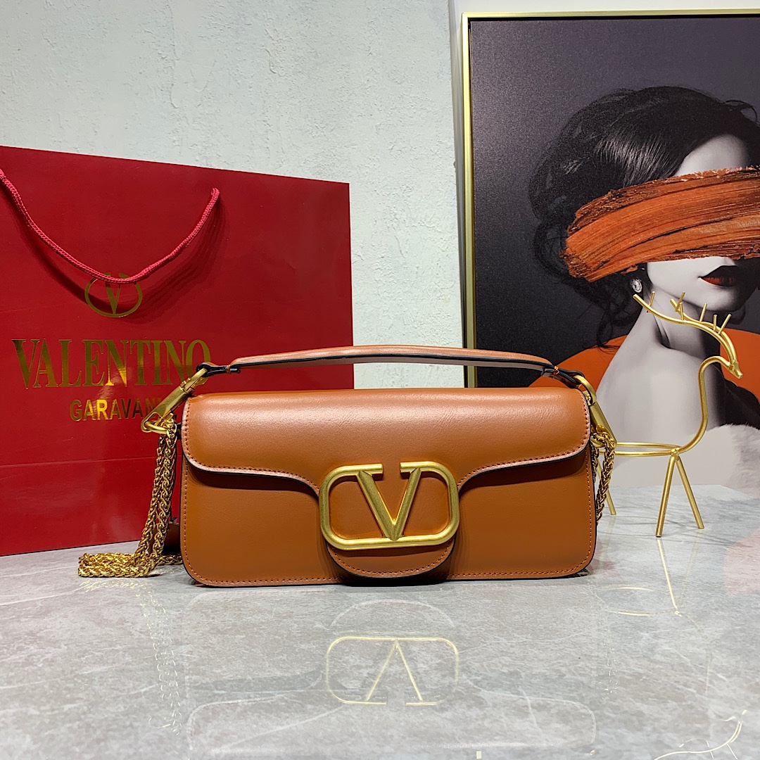 Valentino2022早春系列# 经典包袋升级,占据街头焦点。 标志性铆钉点缀包身与包带,再来点新颜色瞧瞧,解锁无限 Valentino2022早春系列# 经典包袋升级,占据街头焦点。 标志性铆钉点缀包身与包带,再来点新颜色瞧瞧,解锁无限