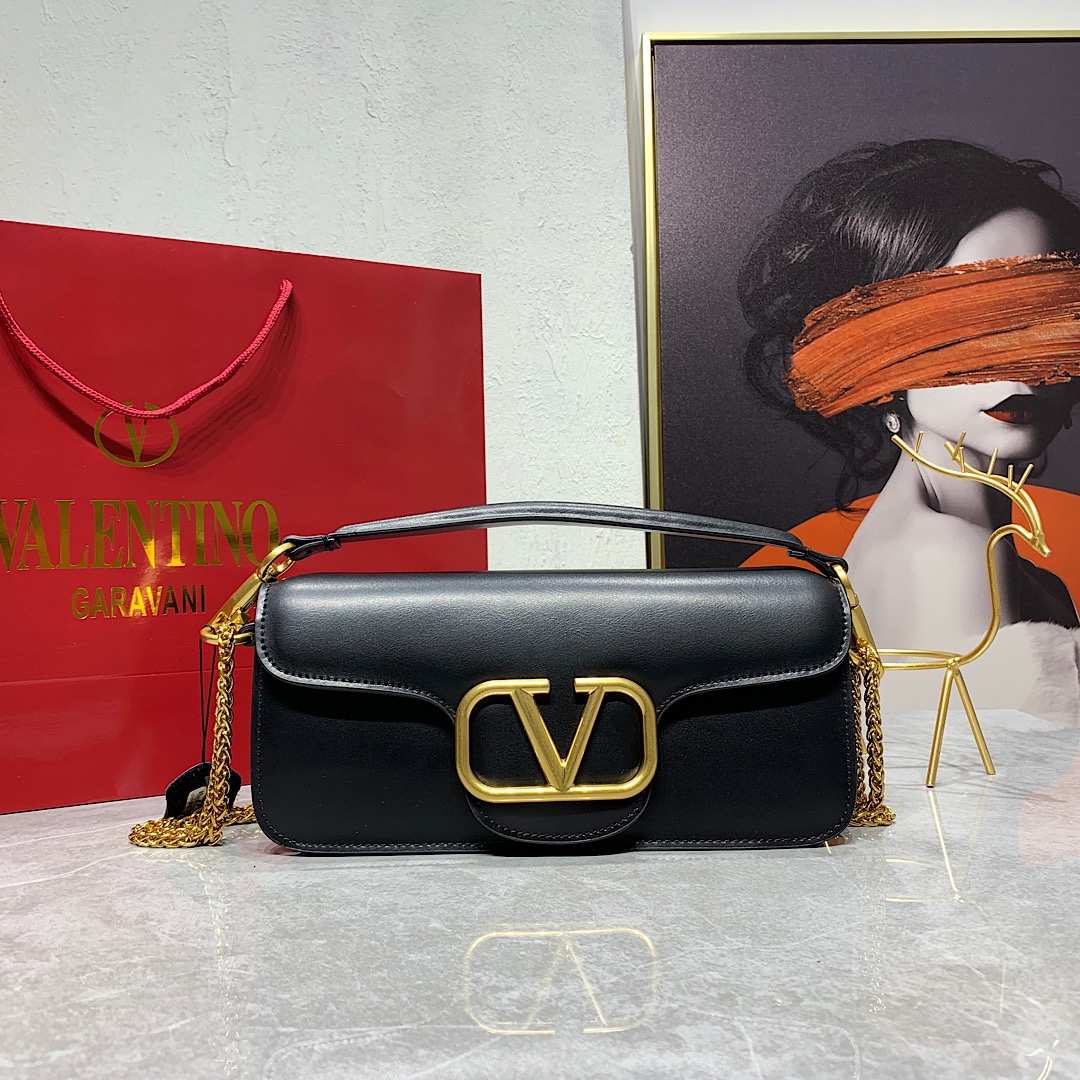 Valentino2022早春系列# 经典包袋升级,占据街头焦点。 标志性铆钉点缀包身与包带,再来点新颜色瞧瞧,解锁无限 Valentino2022早春系列# 经典包袋升级,占据街头焦点。 标志性铆钉点缀包身与包带,再来点新颜色瞧瞧,解锁无限