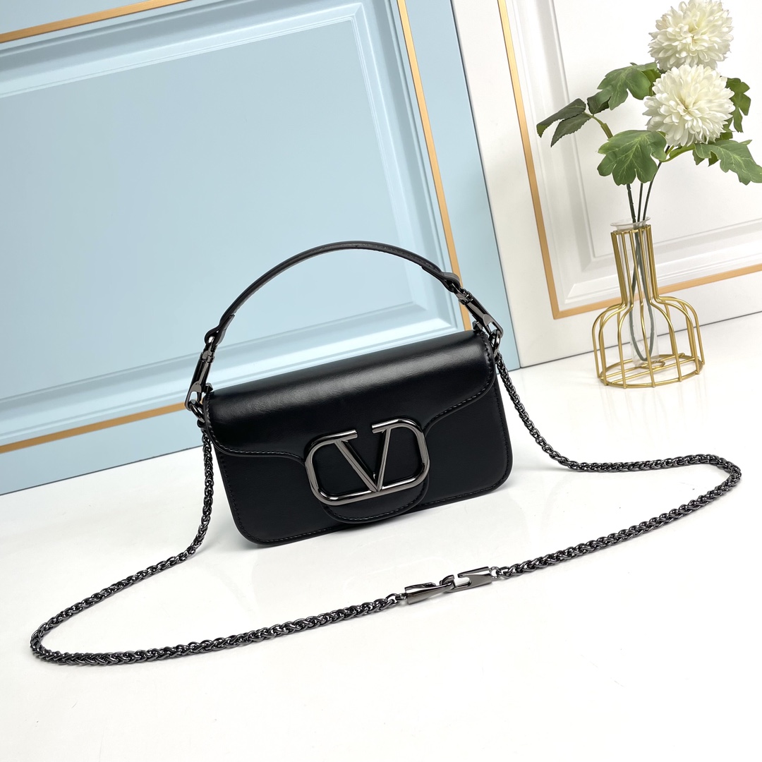 小号【520甄选】VALENTINO华家 女士MINILOCO 小牛皮新品 金属链条和细腻皮革组成别致双提柄,还可拆除变 小号【520甄选】VALENTINO华家 女士MINILOCO 小牛皮新品 金属链条和细腻皮革组成别致双提柄,还可拆除变