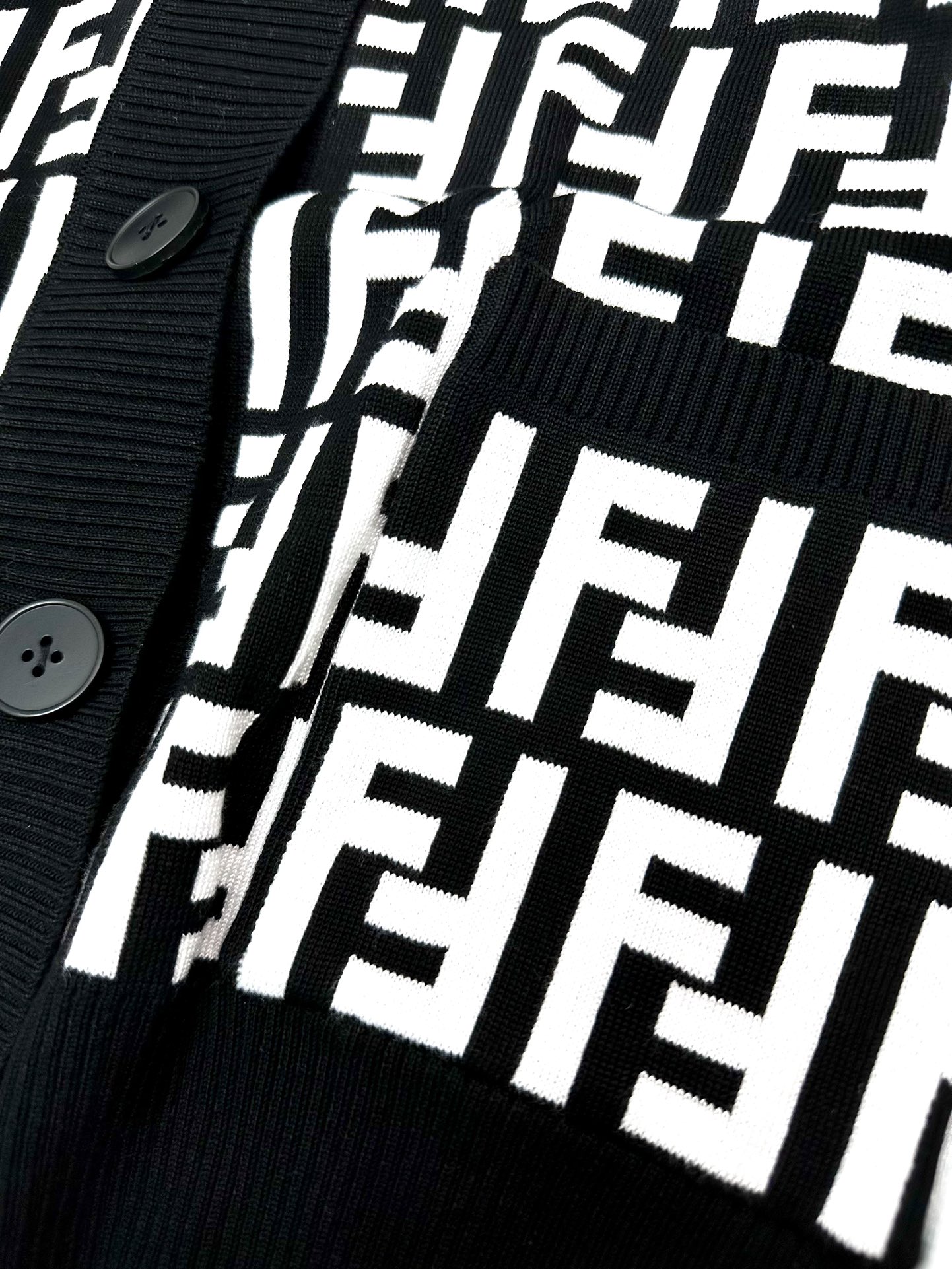 FEND1秋冬新款针织开衫毛衣高端品质专柜版本潮人最爱风格系列撞色拼接设计LOGO图案标志精选优质羊毛混