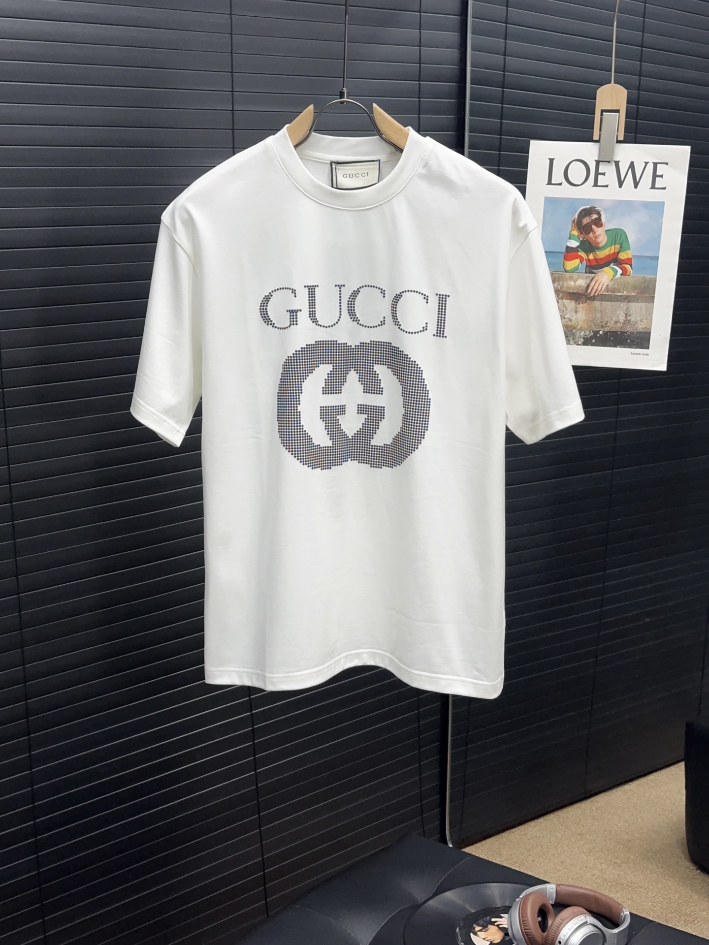 NO:140824,Gucci's new spring and summer first-time counter latest short-sleeved round-neck T-shirt, high-end customization, avant-garde and fashionable design!  Brand logo heavy craft design, high-end customized mercerated cloud cotton fabric, soft feel, comfortable to wear, exquisite counter-level car line, fine workmanship, invincible and handsome upper body effect!  A must-have item for handsome men!  Color black white Number M-3XL, gucci, T-shirt,tees, t-shirt,alexander wang19860909古驰 春夏新款首发专柜最新款短袖圆领T恤 高端订制 设计前卫时尚！品牌logo重工艺设计 高端定制丝光云朵棉面料.手感柔软.穿着舒适.专柜级别精致车线.做工精细.上身效果无敌帅气！型男必备单品！ 颜色黑色 白色 码数M-3XL,,gucci,T-shirt,tees，t-shirt,alexander wang,Men's clothing