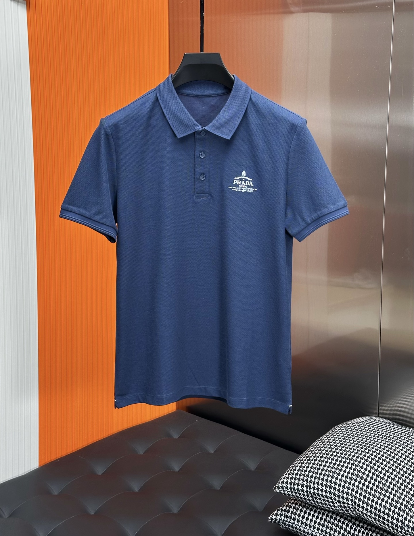 NO:140840,Prada men's fashion fine bead floor cotton short-sleeved POLO shirt, trading company foreign products, high-end Portuguese original OEM, pure blood quality, new products in spring and summer in 25 years, high-value hot-selling items!  !  Customers supply high-end materials imported from Egypt, with exquisite details. The hem of the clothes adopts extremely complex integrated molding and foot-raising technology, which is relaxed and moderate, which enhances the excellent experience. The upper body has first-class effect, fashionable and elegant, and has a strong sense of elegance and temperament. The color matching is simple and versatile. It can be used for business commuting and leisure in any occasion. It is a single item with a stunning styling!  Size M-XXXL M Size Shoulder width 45 bust 102 Clothes length 70 Sleeve length 22, prada, prada, T-shirt, alexander wang19860909Prada普拉达男士时装款精细珠地棉短袖POLO衫,贸易公司洋行货,高端葡萄牙原厂代工出品,纯正血统品质,25年春夏新品,高颜值热卖单品！！ 客供埃及进口高级物料,细节精湛考究,衣身下摆采用极为繁复的一体成型起脚工艺,松弛有度,提升了绝佳的体验,上身效果一流,时髦且优雅,儒雅气质感极强,配色简约百搭,驾驭任何场合,商务通勤与休闲皆可,属于造型感十足惊艳的一款单品！尺码M-XXXL M码 肩宽45胸围102 衣长70 袖长22,,prada,prada,T-shirt,alexander wang,Men's clothing