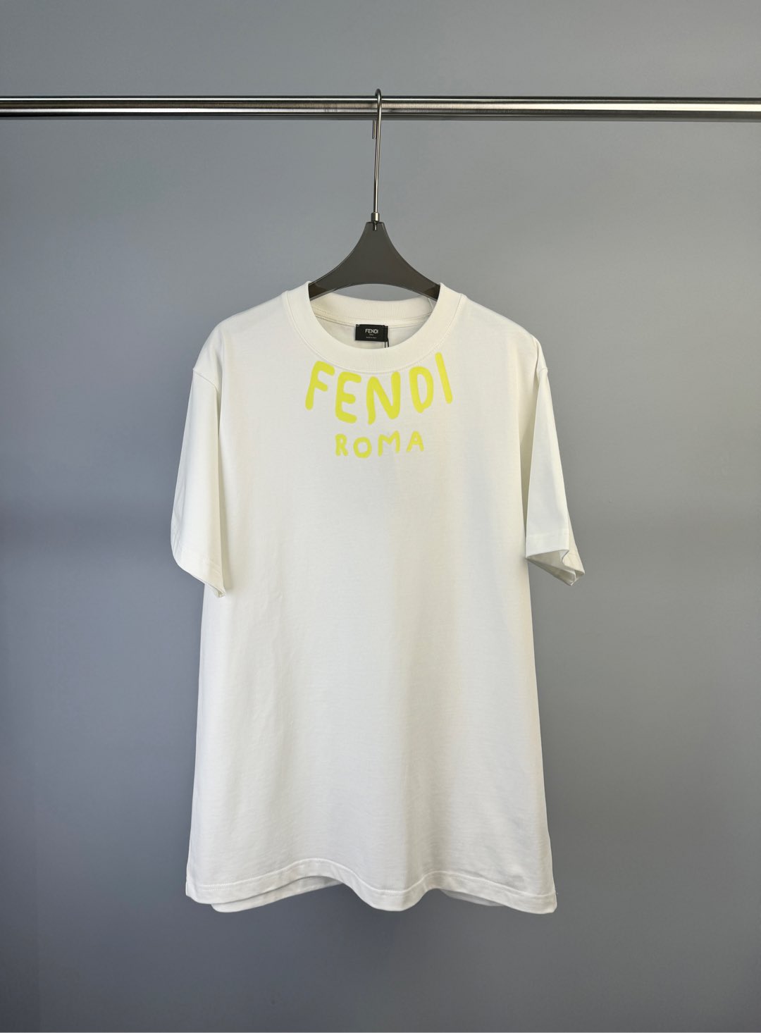 NO:307553,FENDI Early Spring New Style Yellow Letter Printed Short-Sleeve T-shirt with Necklace, Minimalist Style, and Easy to Pair. S M L, Fendi, T-shirt, Tees, T-shirt, Alexander Wang19860909FENDI 早春新款 领口黄色字母印花短袖T恤、极简风、随意搭配都出彩 码数S M L,,fendi,T-shirt,tees，t-shirt,alexander wang,Women's clothing