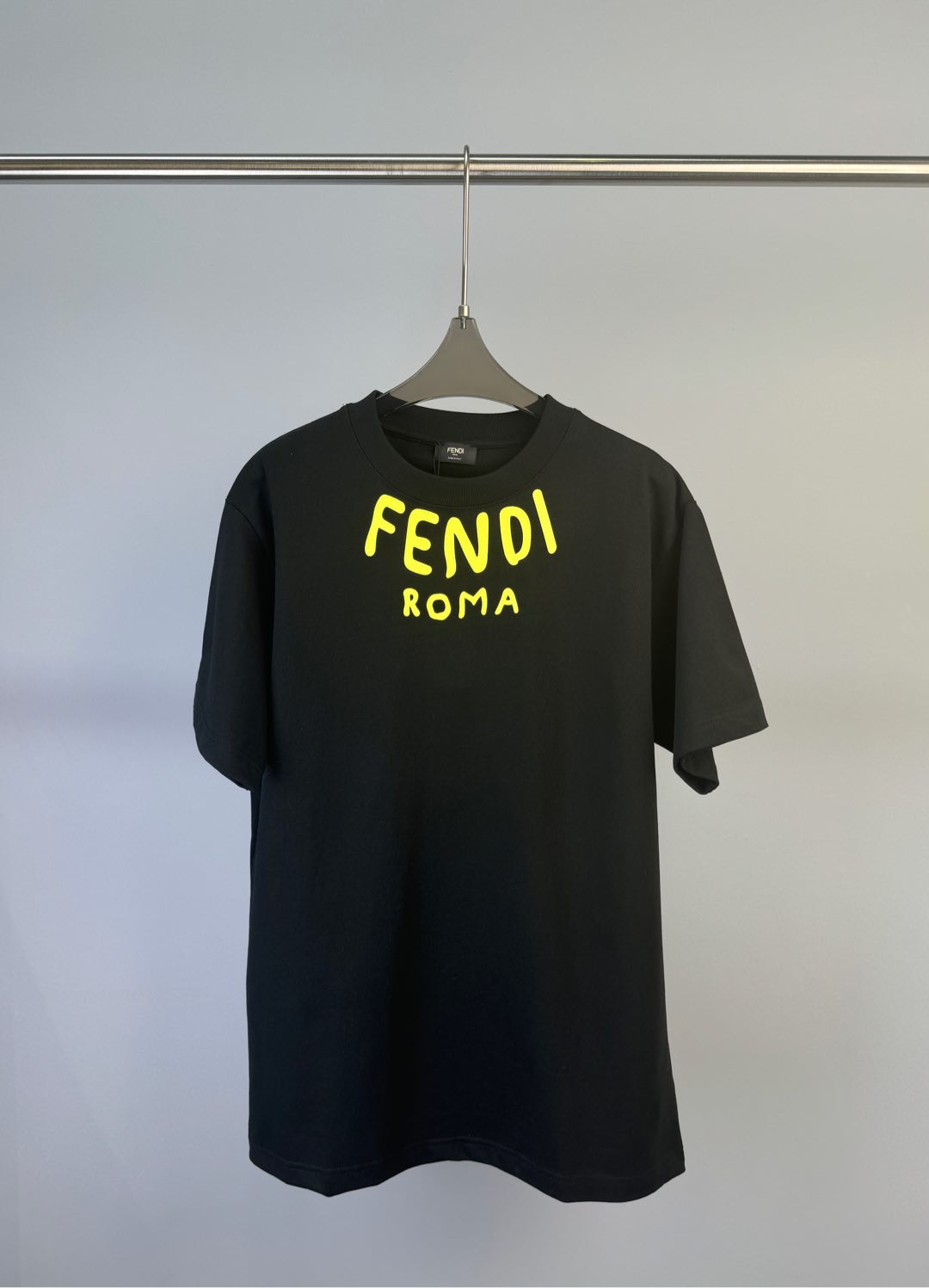 NO:307556,FENDI Early Spring New Style Yellow Letter Printed Short-Sleeve T-shirt with Necklace, Minimalist Style, and Easy to Pair. S M L, Fendi, T-shirt, Tees, T-shirt, Alexander Wang19860909FENDI 早春新款 领口黄色字母印花短袖T恤、极简风、随意搭配都出彩 码数S M L,,fendi,T-shirt,tees，t-shirt,alexander wang,Women's clothing