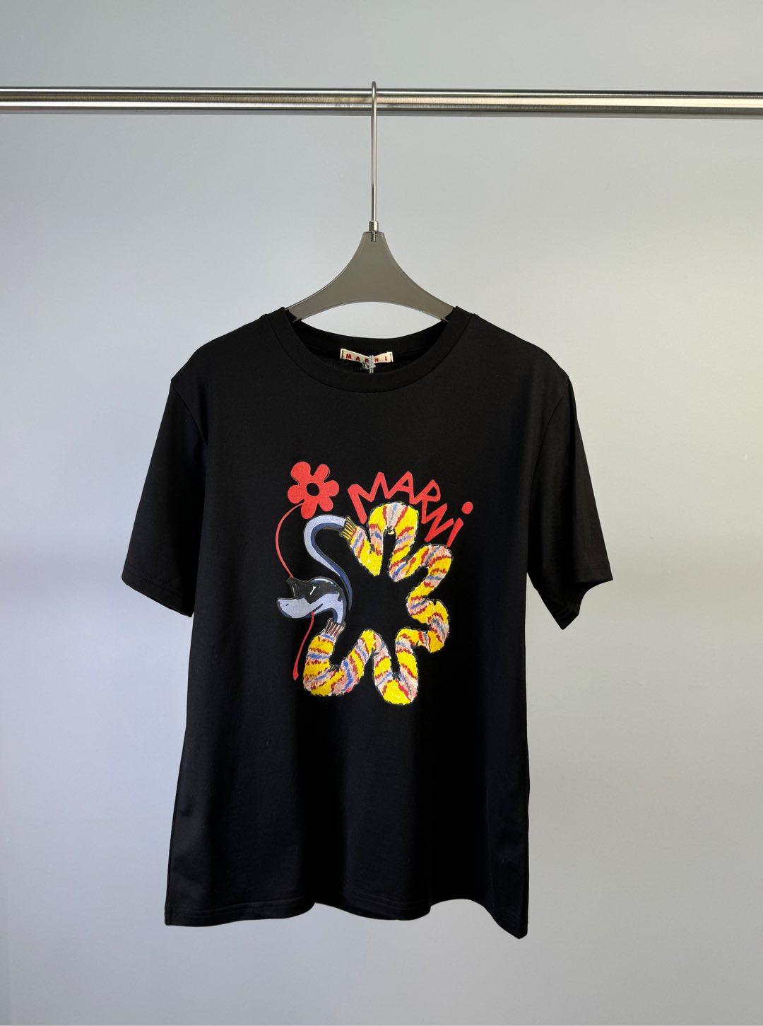 NO:313758,MARNI Early Spring New Model Snake Year Limited Cartoon Snake Print Pattern Short-sleeved T-shirt, Flower Snake-shaped Age-reducing Cute S M L,,marni, T-shirt,tees, t-shirt,alexander wang19860909MARNI 早春新款 蛇年限定卡通蛇印花图案短袖T恤、花朵蛇形减龄可爱 码数S M L,,marni,T-shirt,tees，t-shirt,alexander wang,Women's clothing