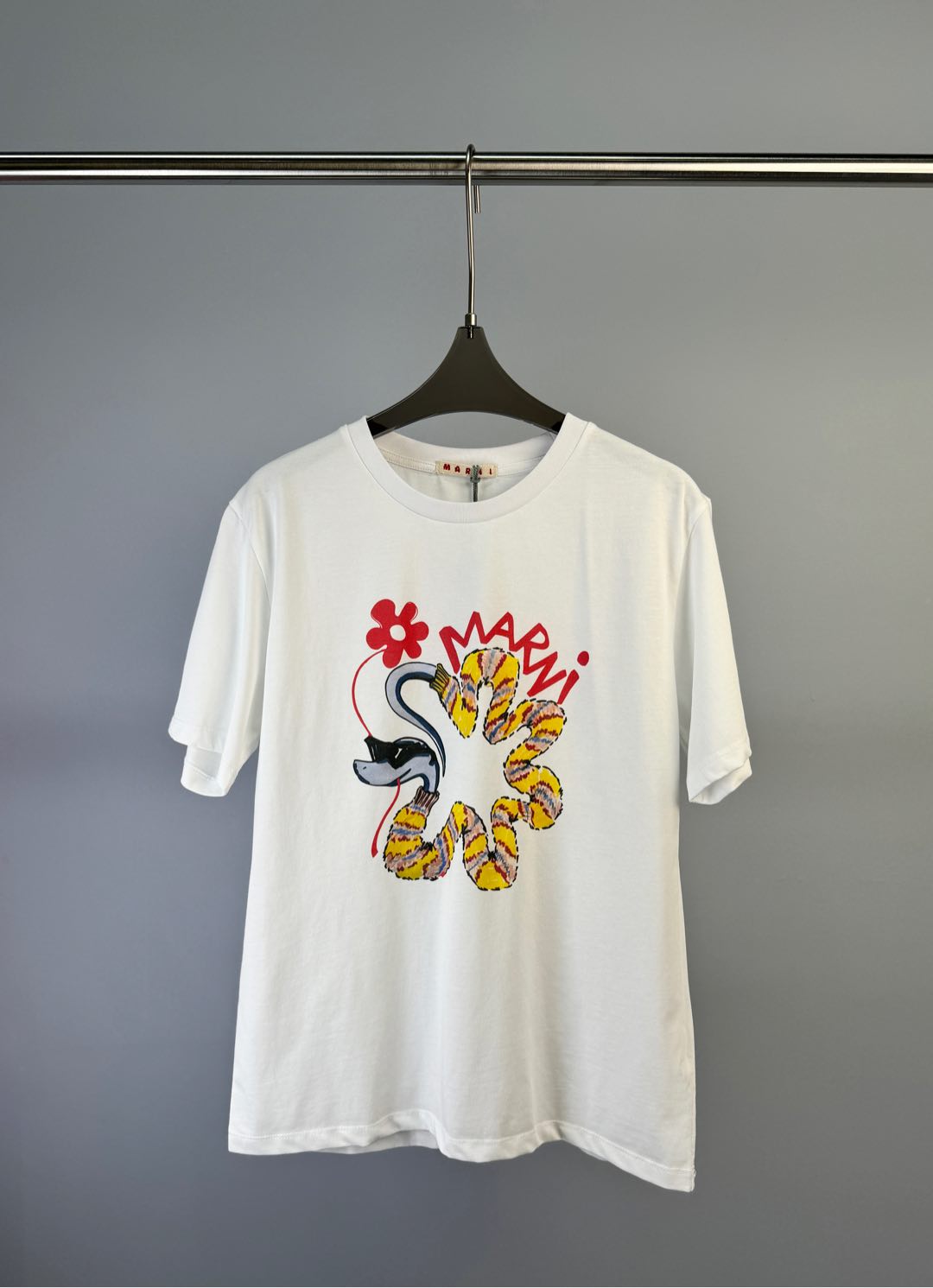 NO:313761,MARNI Early Spring New Model Snake Year Limited Cartoon Snake Print Pattern Short-sleeved T-shirt, Flower Snake-shaped Age-reducing Cute S M L,,marni, T-shirt,tees, t-shirt,alexander wang19860909MARNI 早春新款 蛇年限定卡通蛇印花图案短袖T恤、花朵蛇形减龄可爱 码数S M L,,marni,T-shirt,tees，t-shirt,alexander wang,Women's clothing