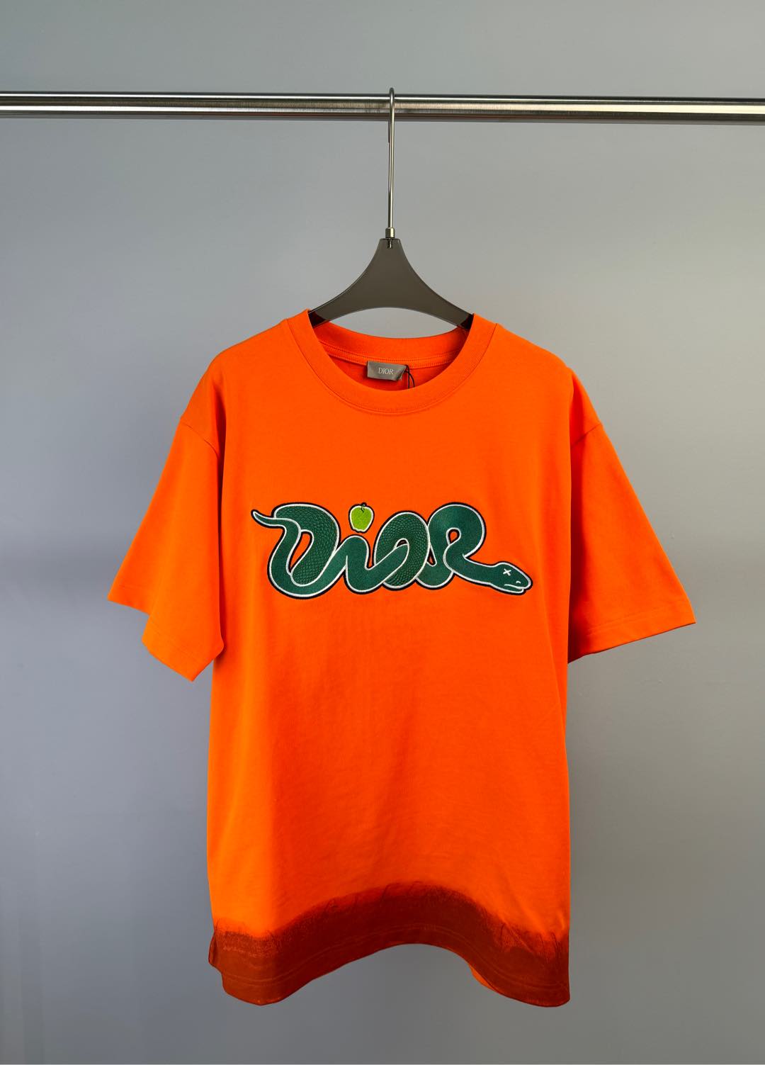 NO:317228,DIOR AND KAWS Limited Series New Early Spring Embroidered snake pattern short-sleeved T-shirt, chest and back embroidered in green DIOR AND KAWS embroidery, reinterpreting the Dior logo in colorful snake shapes. The bottom edge highlights contrasting design, heavy high-end fabric, loose fit, same style for men and women. Size S M L,,dior,T-shirt,tees, t-shirt,alexander wang19860909DIOR AND KAWS 限定系列 早春新款 刺绣蛇图案短袖T恤、胸前和背面饰以绿色 DIOR AND KAWS 刺绣,以五彩缤纷的蛇形重新诠释 Dior 标志.底边突显对比鲜明的设计、重磅高克重面料、宽松版型、男女同款 码数S M L,,dior,T-shirt,tees，t-shirt,alexander wang,Women's clothing