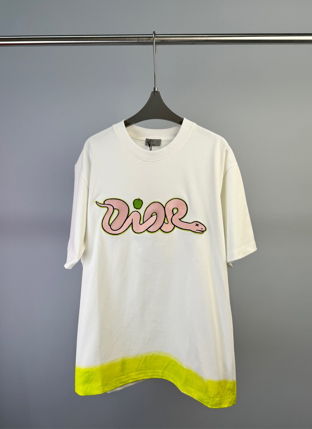 NO:317229,DIOR AND KAWS Limited Series New Early Spring Embroidered snake pattern short-sleeved T-shirt, chest and back embroidered in green DIOR AND KAWS embroidery, reinterpreting the Dior logo in colorful snake shapes. The bottom edge highlights contrasting design, heavy high-end fabric, loose fit, same style for men and women. Size S M L,,dior,T-shirt,tees, t-shirt,alexander wang19860909DIOR AND KAWS 限定系列 早春新款 刺绣蛇图案短袖T恤、胸前和背面饰以绿色 DIOR AND KAWS 刺绣,以五彩缤纷的蛇形重新诠释 Dior 标志.底边突显对比鲜明的设计、重磅高克重面料、宽松版型、男女同款 码数S M L,,dior,T-shirt,tees，t-shirt,alexander wang,Women's clothing