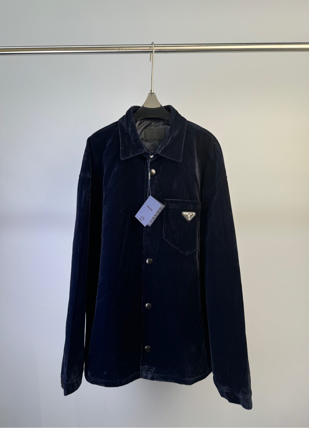 NO:312804,PRADA Early Spring New Dark Blue Velvet Textured Shirt-style Snap-button Jacket Made of High-quality Velvet, giving people a noble and elegant feeling. Whether you wear it to attend important occasions or daily wear, it can make you stand out from the crowd, loose style, and the same style as men and women. Size S M L XL,,prada, jackets & coats, jackets & coats, alexander wang19860909PRADA 早春新款 深蓝色丝绒质感衬衣式按扣夹克外套、采用高质量的丝绒制成,给人一种高贵而优雅的感觉.无论是穿着它出席重要场合,还是日常穿着,它都能让你在人群中脱颖而出、宽松版型、男女同款 码数S M L XL,,prada,jackets & coats,jackets & coats,alexander wang,Women's clothing