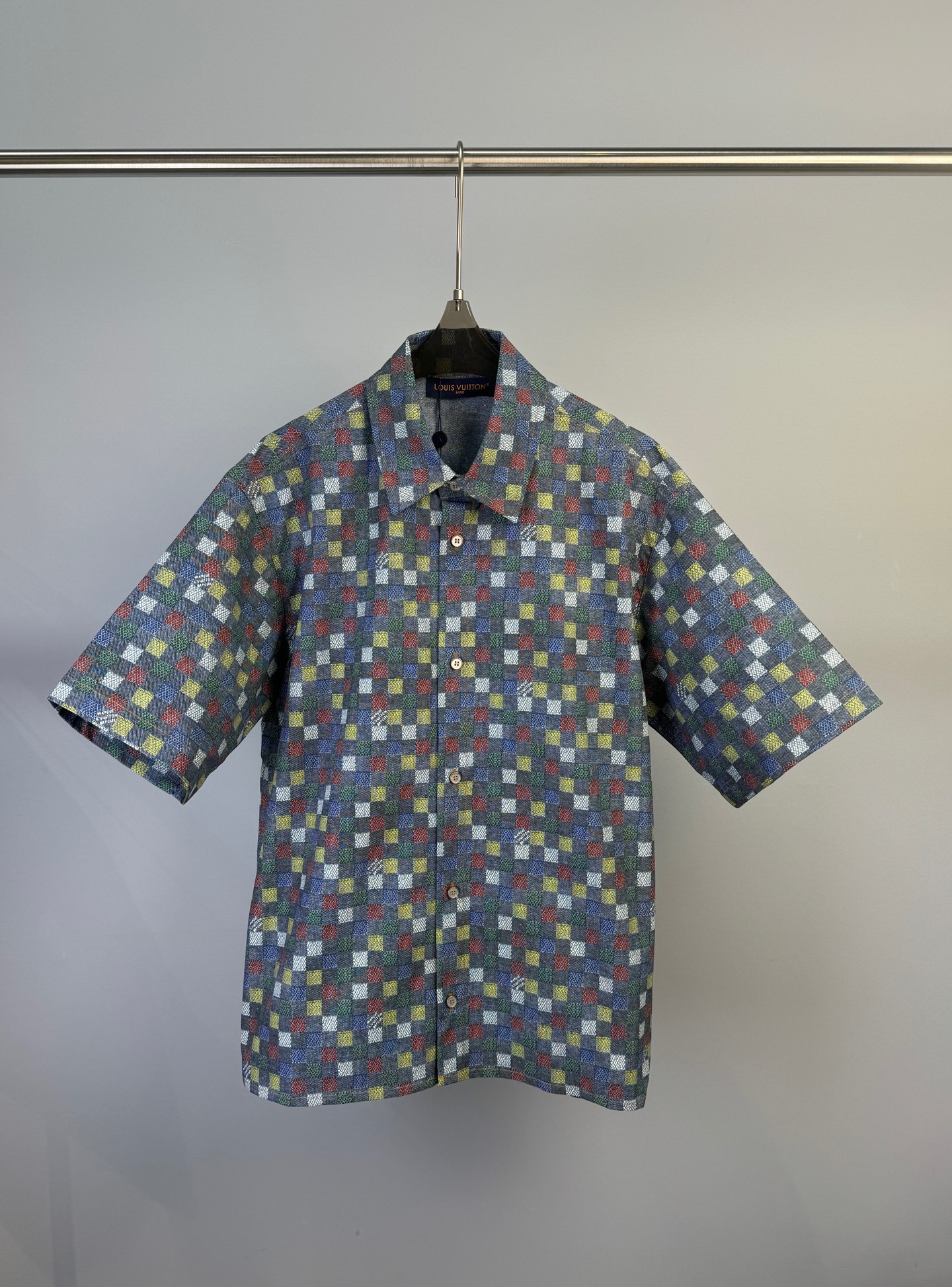 NO:313784,Louis Vuitton, a new DAMIER youth cloth short-sleeved shirt and light cotton youth cloth depicting the 2025 spring and summer show, with bright primary colors and Marque L.Vuitton Déposée logo, the classic design and loose style, the same model for men and women. Size S M L XL,,louis vuitton,louis vuitton,louis vuitton,louis vuitton,versace,shirts,T-shirt,alexander wang19860909Louis Vuitton 路易 早春新款 DAMIER 青年布短袖衬衫、轻盈棉质青年布描绘 2025 春夏秀场的 LV Vers Damier 图案,以明丽原色和 Marque L.Vuitton Déposée 标识焕新经典设计、宽松版型 男女同款 码数S M L XL,,louis vuitton,louis vuitton,louis vuitton,versace,shirts,T-shirt,alexander wang,Women's clothing