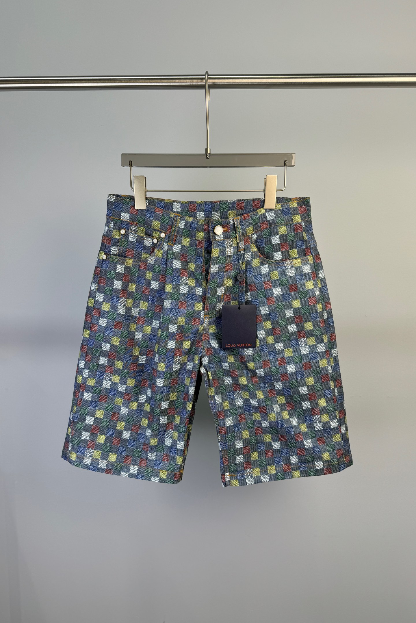 NO:313786,Men's Louis Vuitton, Louis early spring new DAMIER youth cloth shorts, depicting the new season's LV Vers Damier pattern in colorful primary colors, interspersed with Marque L. Vuitton Déposée logo. Pearl rivet finishes the touch of classic denim pockets, nubby Damier labels add a neat stroke. S M L XL,,louis vuitton,louis vuitton,louis vuitton, versace, shorts,alexander wang19860909男款 Louis Vuitton 路易 早春新款 DAMIER 青年布短裤、以缤纷原色描绘新季 LV Vers Damier 图案,其间穿插 Marque L.Vuitton Déposée 标识.珠光铆钉点睛经典牛仔口袋,正绒面革 Damier 标签再添利落一笔 码数S M L XL,,louis vuitton,louis vuitton,louis vuitton,versace,shorts,alexander wang,Women's clothing