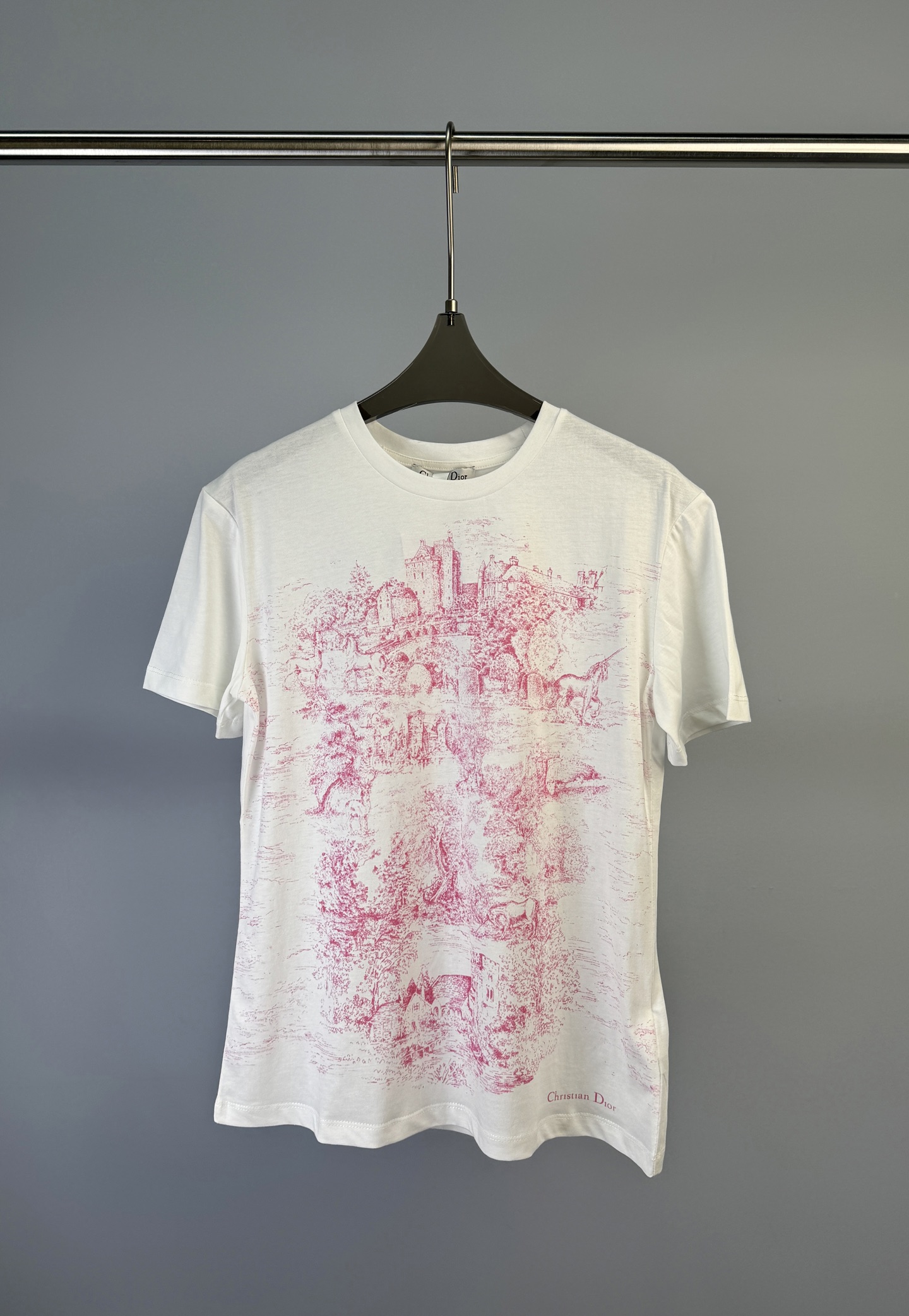 NO:314811,DIOR early spring new style, line sketch print castle pattern short-sleeved T-shirt, fabric light and breathable, fitted style S M L,,dior,T-shirt,tees,t-shirt,alexander wang19860909DIOR 早春新款 线条素描印花城堡图案短袖T恤、面料轻薄透气、合身版型 码数S M L,,dior,T-shirt,tees，t-shirt,alexander wang,Women's clothing