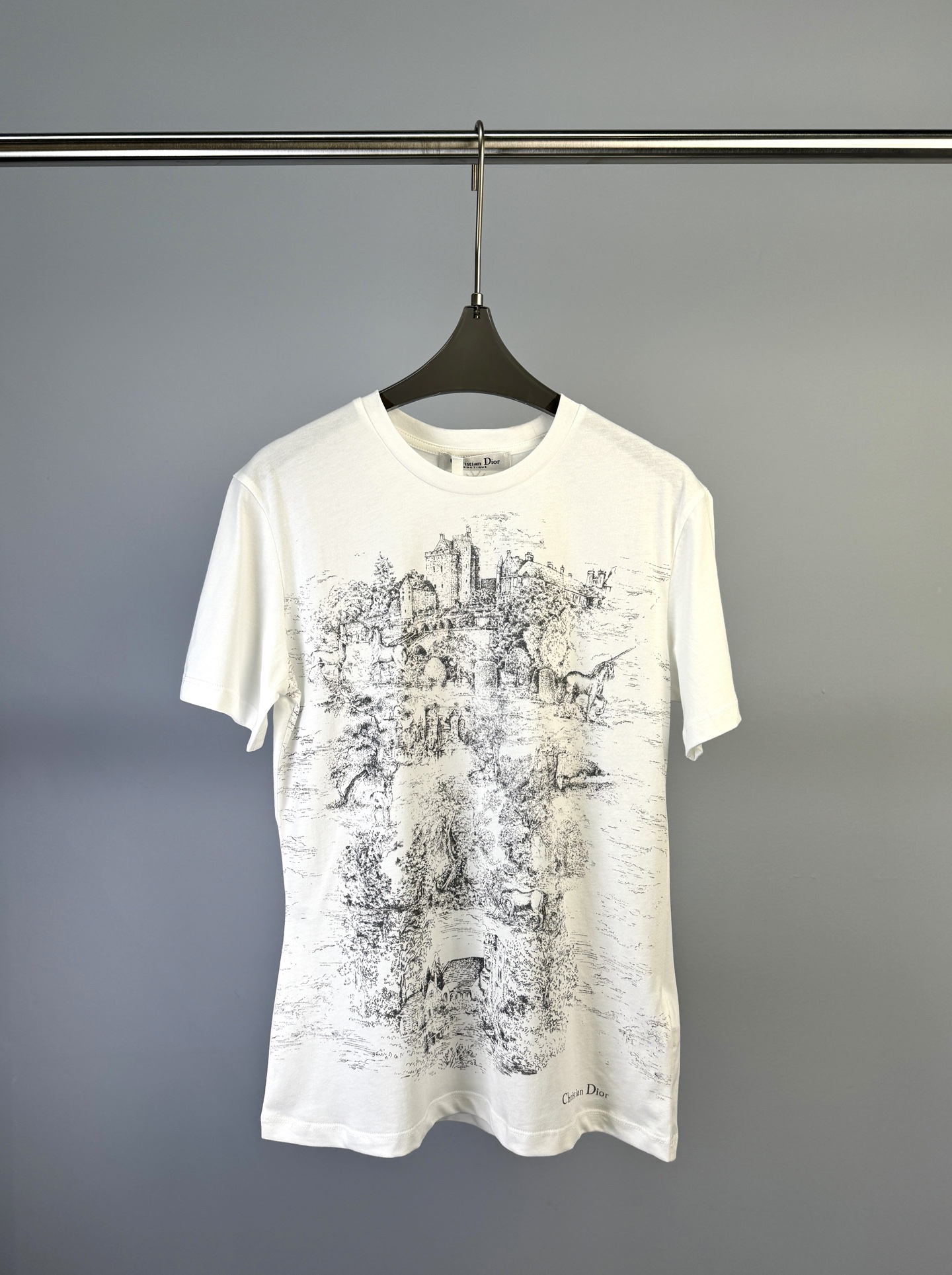 NO:314814,DIOR early spring new style, line sketch print castle pattern short-sleeved T-shirt, fabric light and breathable, fitted style S M L,,dior,T-shirt,tees,t-shirt,alexander wang19860909DIOR 早春新款 线条素描印花城堡图案短袖T恤、面料轻薄透气、合身版型 码数S M L,,dior,T-shirt,tees，t-shirt,alexander wang,Women's clothing