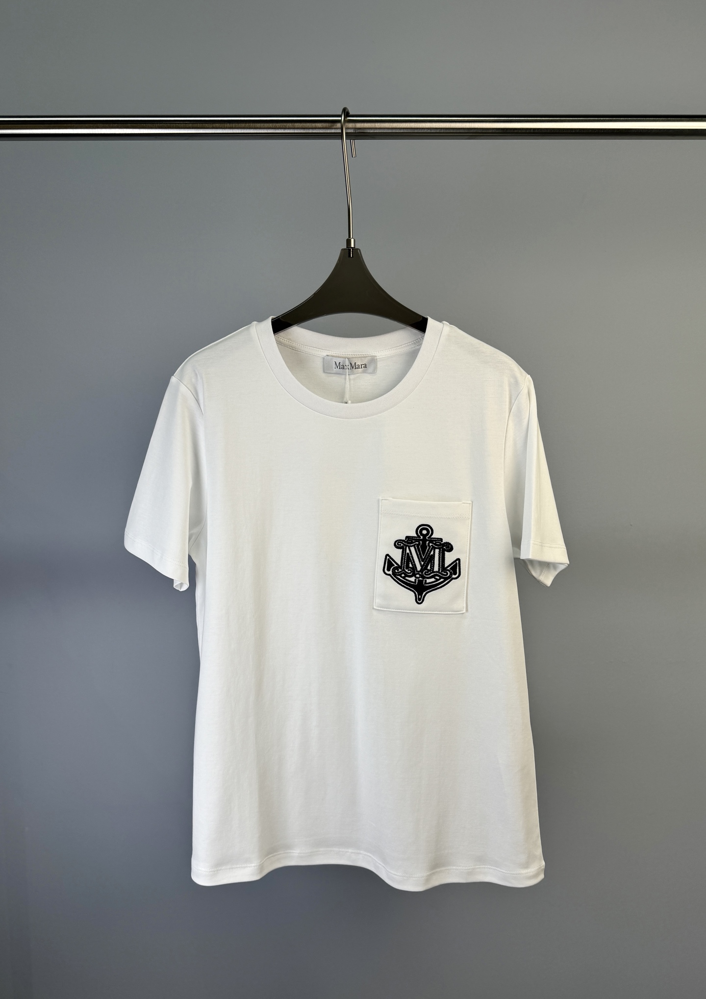 NO:314815,MaxMara early spring new style anchor logo pattern short-sleeved T-shirt, pocket embroidered anchor pattern embellished with dark blue rhinestones, high-quality pure cotton, and the fabric is full of drooping. S M L,,T-shirt,tees,t-shirt,alexander wang19860909MaxMara 早春新款 船锚徽标图案短袖T恤、口袋刺绣船锚图案点缀深蓝色水钻、选用优质纯棉、面料垂感十足 码数S M L,,T-shirt,tees，t-shirt,alexander wang,Women's clothing