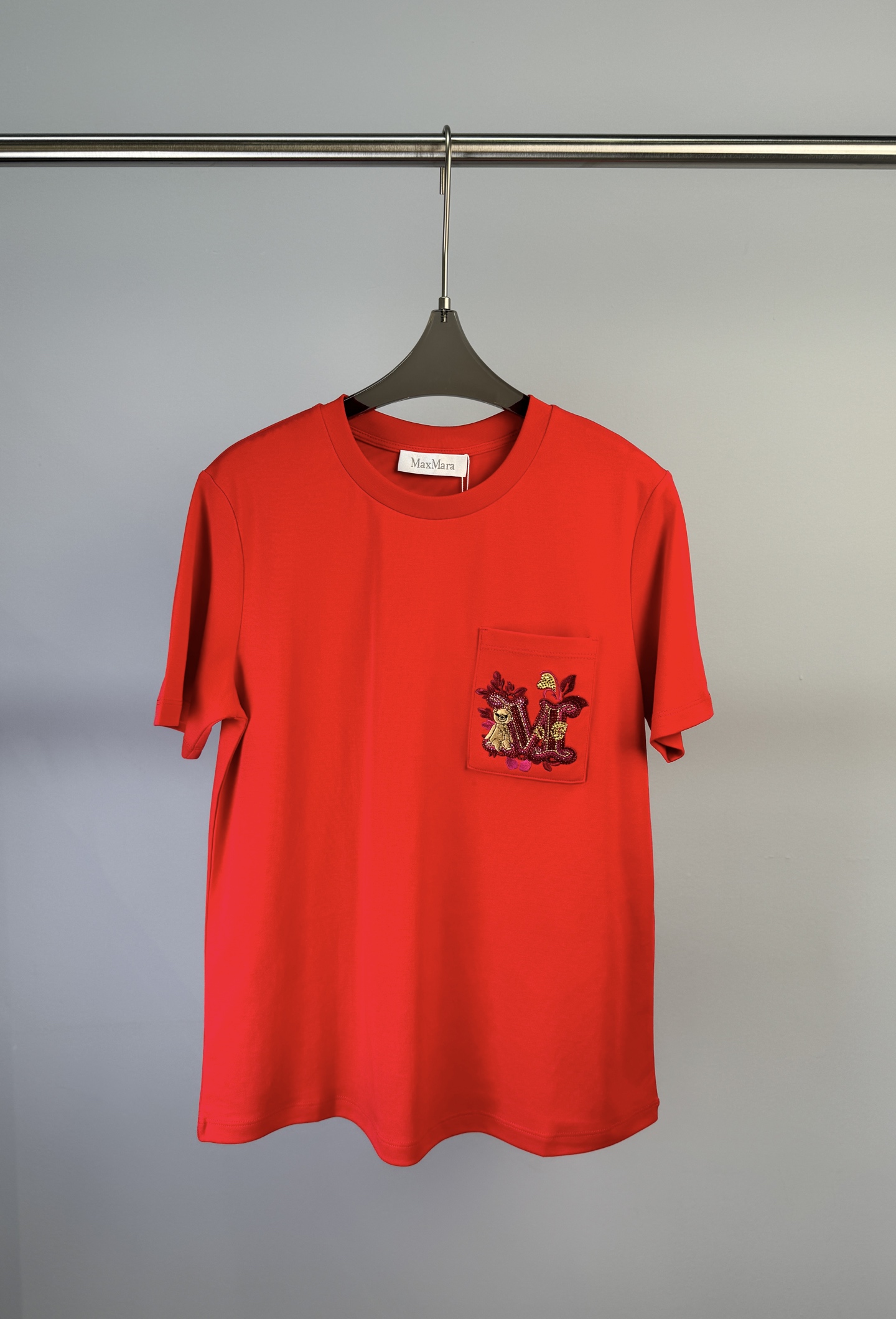 NO:314820,MaxMara early spring new style embroidered bear M letter pattern short-sleeved T-shirt, pocket embroidery pattern embellished with red rhinestones, high-quality pure cotton, and the fabric is full of drooping. S M L,,T-shirt,tees,t-shirt,alexander wang19860909MaxMara 早春新款 刺绣小熊M字母图案短袖T恤、口袋刺绣图案点缀红色水钻、选用优质纯棉、面料垂感十足 码数S M L,,T-shirt,tees，t-shirt,alexander wang,Women's clothing