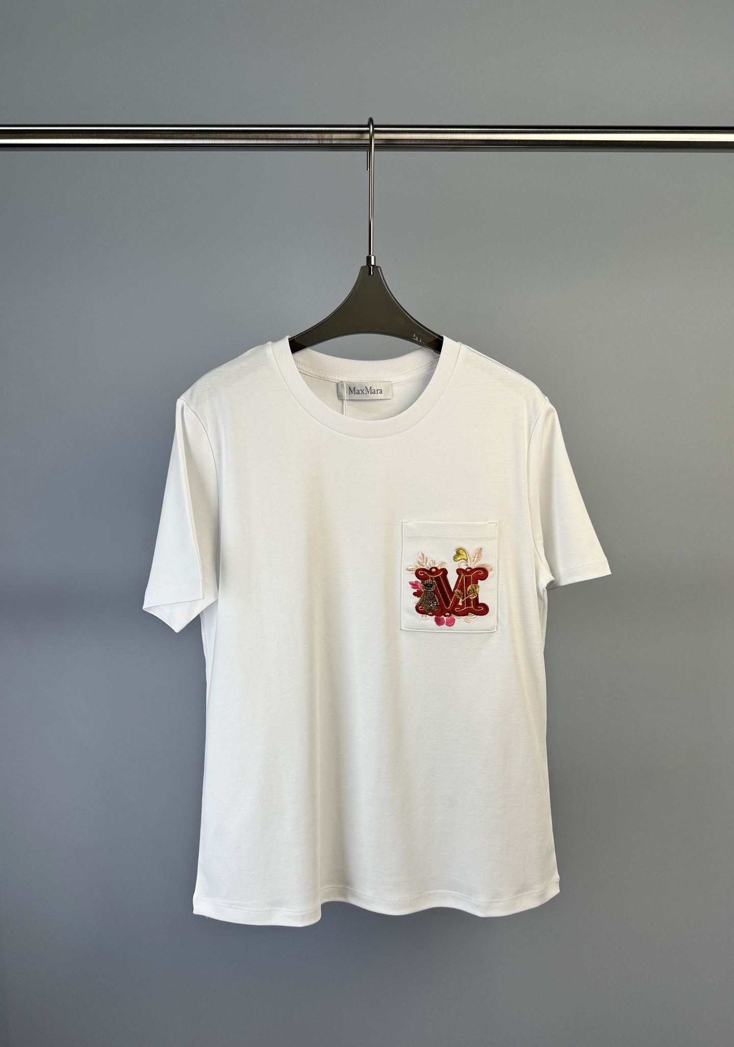 NO:314796,MaxMara early spring new style embroidered bear M letter pattern short-sleeved T-shirt, pocket embroidery pattern embellished with brown rhinestones, high-quality pure cotton, and the fabric is full of drooping. S M L,,T-shirt,tees,t-shirt,alexander wang19860909MaxMara 早春新款 刺绣小熊M字母图案短袖T恤、口袋刺绣图案点缀咖色水钻、选用优质纯棉、面料垂感十足 码数S M L,,T-shirt,tees，t-shirt,alexander wang,Women's clothing