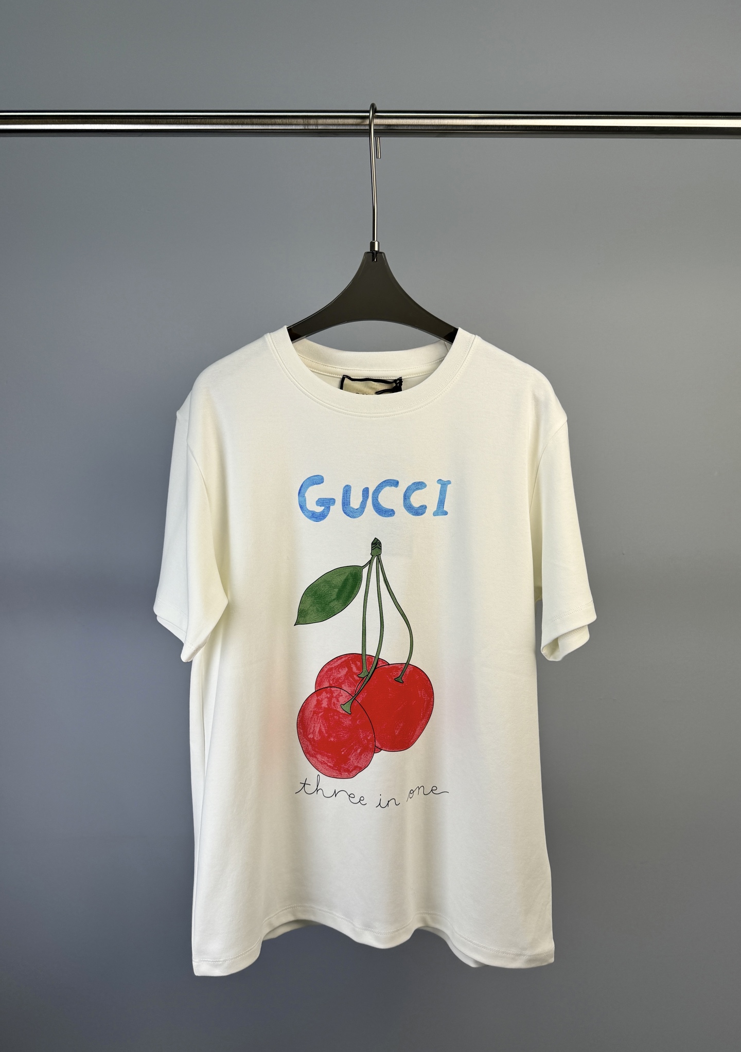 NO:314802,GUCCI early spring new style cherry print short-sleeved T-shirt, dessert print on the back, high-quality cotton fabric, very comfortable upper body S M L,,gucci, T-shirt,tees, t-shirt,alexander wang19860909GUCCI 早春新款 樱桃印花图案短袖T恤、后背甜点印花、选用优质纯棉面料、上身非常舒适 码数S M L,,gucci,T-shirt,tees，t-shirt,alexander wang,Women's clothing