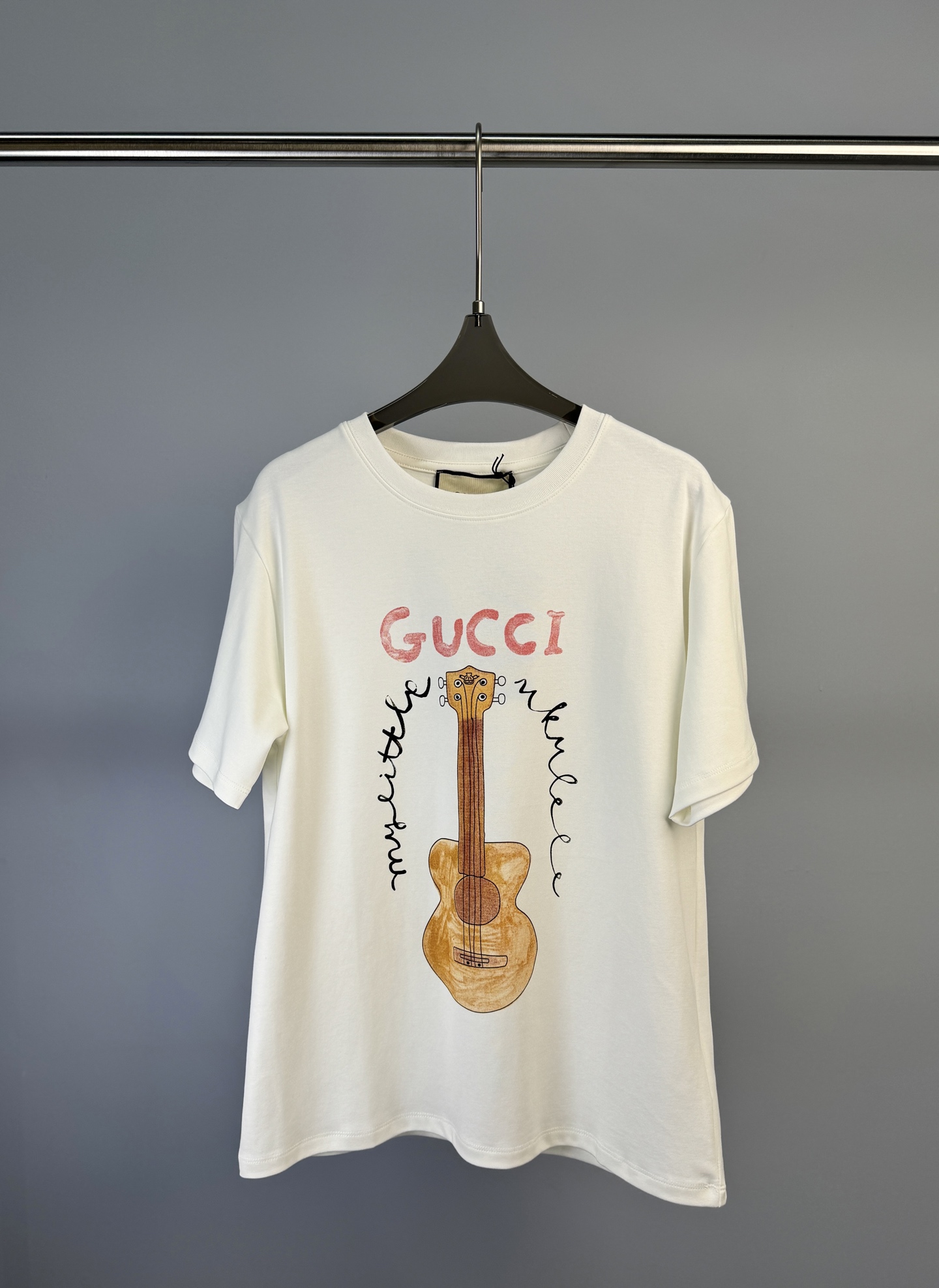 NO:314805,GUCCI early spring new guitar printed pattern short-sleeved T-shirt, English letter printing on the back, high-quality cotton fabric, very comfortable upper body S M L,,gucci, T-shirt,tees, t-shirt,alexander wang19860909GUCCI 早春新款 吉他印花图案短袖T恤、后背英文字母印花、选用优质纯棉面料、上身非常舒适 码数S M L,,gucci,T-shirt,tees，t-shirt,alexander wang,Women's clothing
