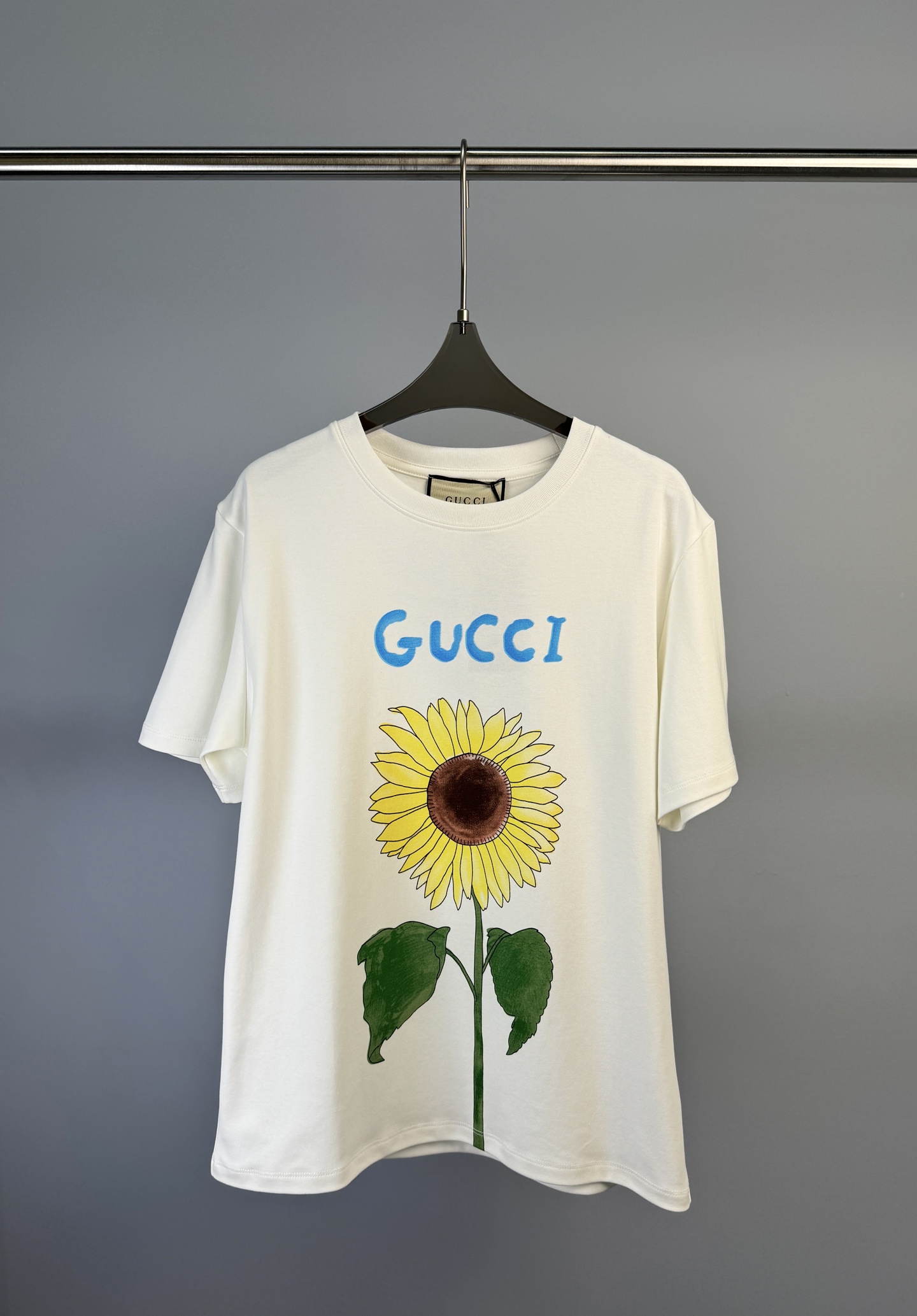 NO:314808,GUCCI early spring new sunflower print short-sleeved T-shirt, back juice printing, high-quality pure cotton fabric, very comfortable upper body S M L,,gucci, T-shirt,tees, t-shirt,alexander wang19860909GUCCI 早春新款 向日葵印花图案短袖T恤、后背果汁印花、选用优质纯棉面料、上身非常舒适 码数S M L,,gucci,T-shirt,tees，t-shirt,alexander wang,Women's clothing