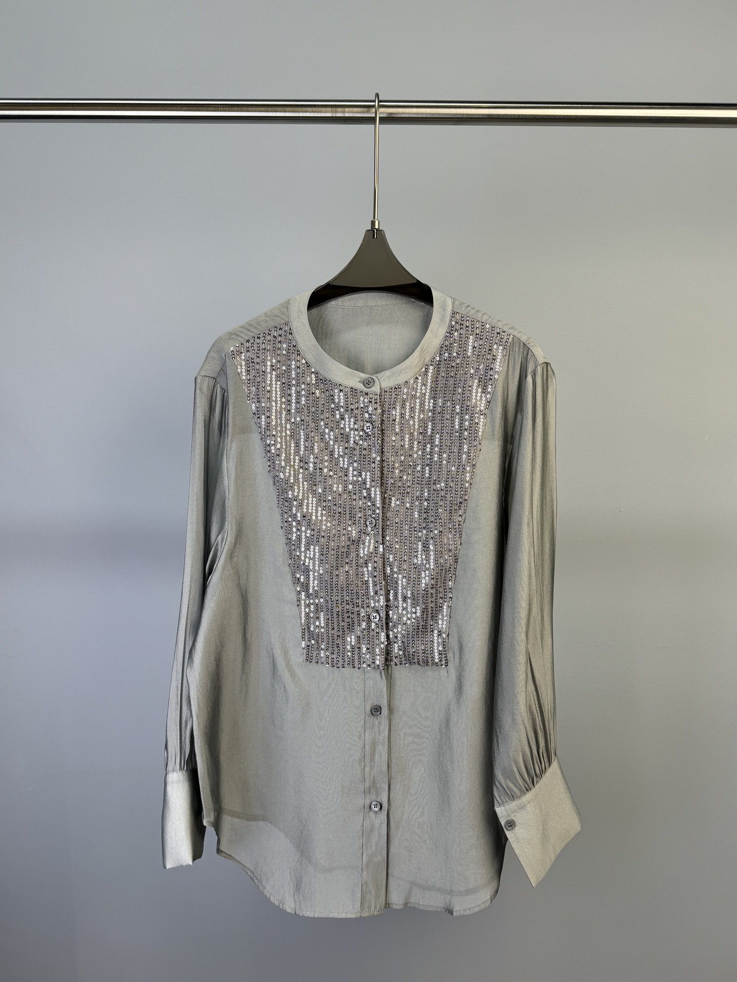 NO:315540,Niche designer brand New early spring style Heavy industry sequin splicing Tennis shirts and curved tailoring to add a touch of softness. Sequin splicing has a full sense of design, loose style design, and strong inclusiveness. S M L XL,,alexander wang19860909小众设计师品牌 早春新款 重工亮片拼接天丝衬衣、衣摆弧形剪裁,增添一丝柔美.亮片拼接,设计感十足、宽松版型设计、包容性强 码数S M L XL,,alexander wang,Women's clothing