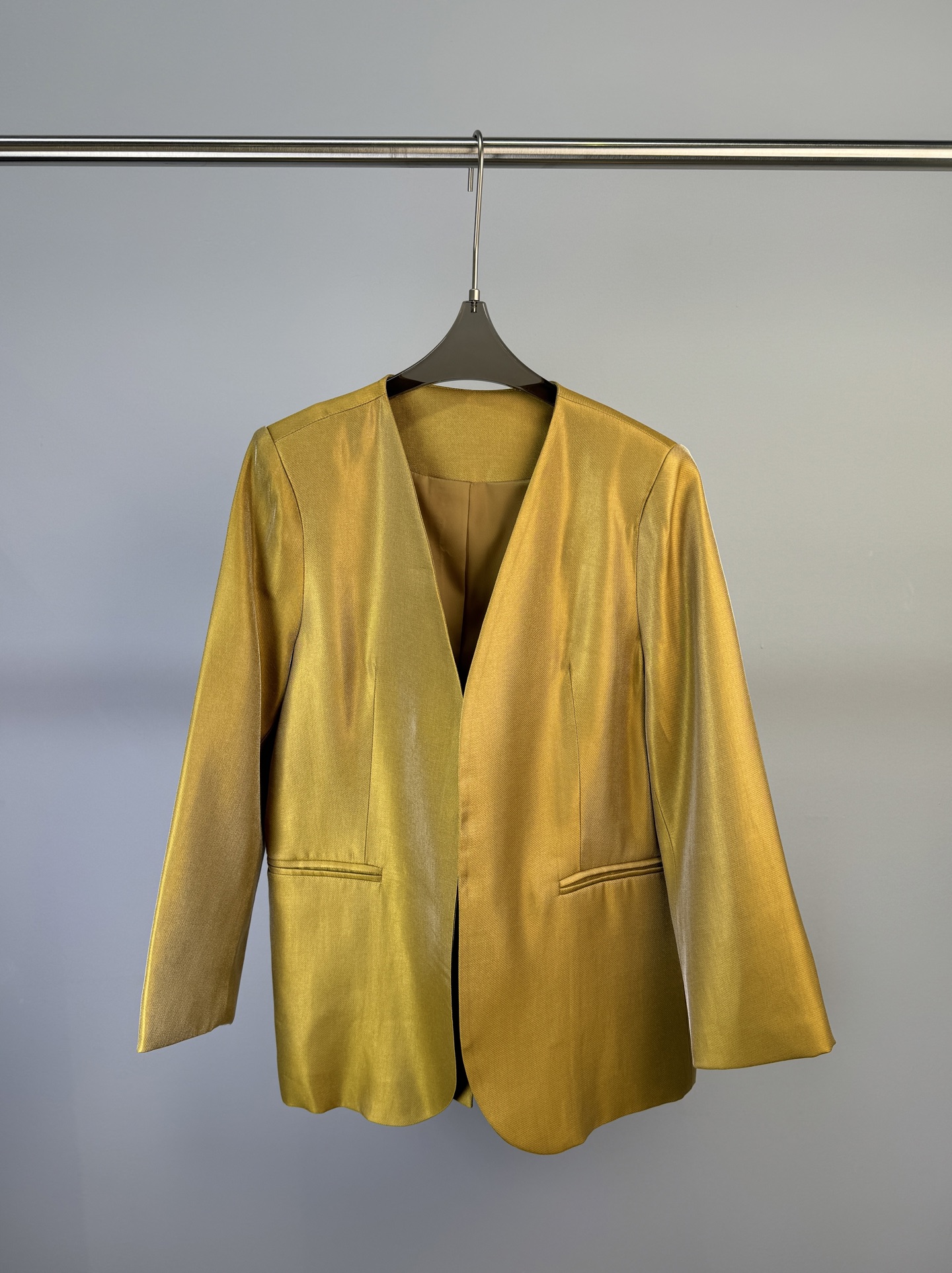 NO:315549,Niche designer brand New early spring style Collarless high-priced and noble silhouette blazer, custom gold wire woven suit, with gloss and bright silk, creating a noble aura in the workplace of the urban heroine S M L XL,, jackets & coats, business suit, alexander wang19860909小众设计师品牌 早春新款 无领高级显贵廓形西装外套、定制金丝梭织西装料,具有光泽感带有亮丝,塑造都市大女主职场贵族气场 码数S M L XL,,jackets & coats,business suit,alexander wang,Women's clothing