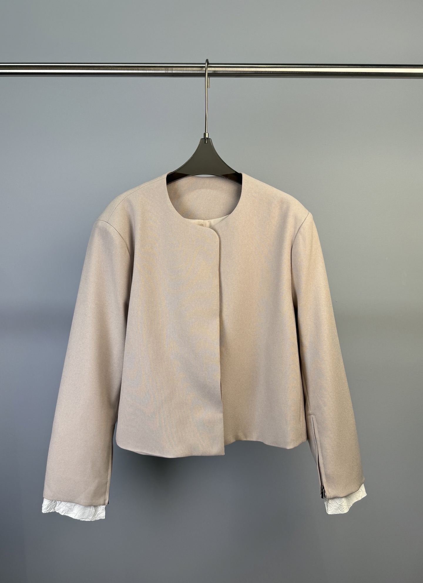 NO:315526,Niche designer brand, new early spring style, round neck casual blazer, cuff zipper design, spliced ​​white lace, more high-end, single pair of casual pants can directly express the emotional value of the clothing, and a good style is expensive at a glance. S M L XL,, jackets & coats, business suit, alexander wang19860909小众设计师品牌 早春新款 圆领休闲西装外套,袖口拉链设计、拼接白色花边更显高级、单配一条休闲裤就能直接表达出服装的情绪价值,好版型一眼显贵. 码数S M L XL,,jackets & coats,business suit,alexander wang,Women's clothing