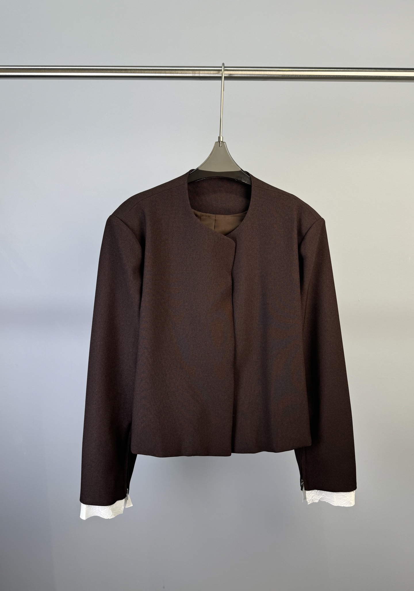 NO:315529,Niche designer brand, new early spring style, round neck casual blazer, cuff zipper design, spliced ​​white lace, more high-end, single pair of casual pants can directly express the emotional value of the clothing, and a good style is expensive at a glance. S M L XL,, jackets & coats, business suit, alexander wang19860909小众设计师品牌 早春新款 圆领休闲西装外套,袖口拉链设计、拼接白色花边更显高级、单配一条休闲裤就能直接表达出服装的情绪价值,好版型一眼显贵. 码数S M L XL,,jackets & coats,business suit,alexander wang,Women's clothing