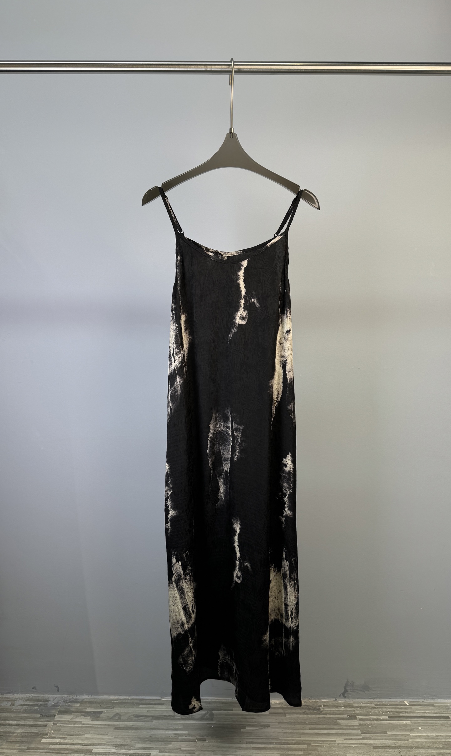 NO:315538,Niche designer brand, new early spring style, embossed tiny wrinkled suspender skirt, selected tiny wrinkled cloth, craftsmanship embossed to form a unique tiny wrinkled fabric. Whether it is appearance, softness, and delicateness, it can be comparable to mulberry silk. When paired with any jacket, it will look more advanced with an official suit. Close your eyes and set it in one set. S M L XL,, skirts, jackets & coats, business suit, alexander wang19860909小众设计师品牌 早春新款 压花天丝皱吊带裙、选用天丝底布,进行工艺压花,形成独特的天丝皱面料.无论外观还是光泽度柔软度细腻度都可以与桑蚕丝媲美.搭配任何外套都,配合官搭西装更显高级.闭眼一套入 码数S M L XL,,skirts,jackets & coats,business suit,alexander wang,Women's clothing