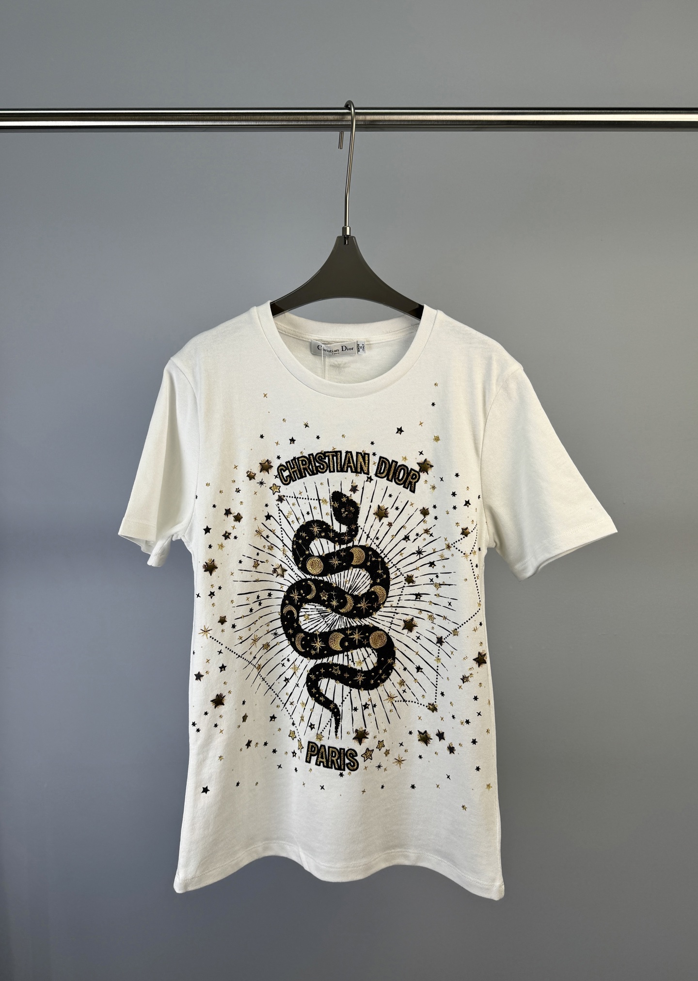 NO:315560,DIOR Early Spring New Snake Year Limited Series Embroidered Printed Snake Pattern Short-sleeved T-shirt, the whole piece of clothing is very heavy-industrial, interweaving of spiritual snakes and golden astrological symbols, decoration and moon phase patterns, noble and luxurious S M L,,dior,T-shirt,tees,t-shirt,alexander wang19860909DIOR 早春新款 蛇年限定系列 刺绣印花蛇图案短袖T恤、整件衣服非常重工、灵蛇与金色占星符号交织、饰与月相图案、高贵奢华 码数S M L,,dior,T-shirt,tees，t-shirt,alexander wang,Women's clothing